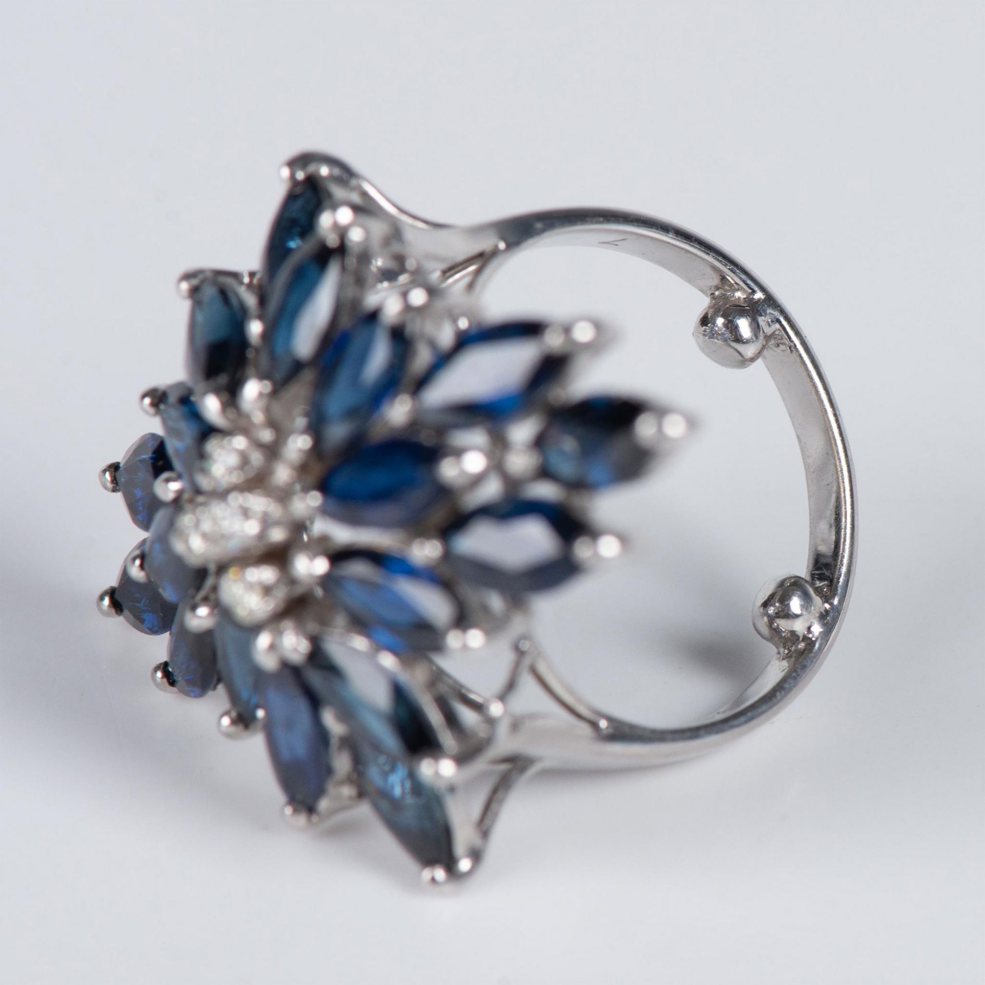 Fabulous 18k White Gold, Sapphire and Diamond Cocktail Ring - Image 4 of 7