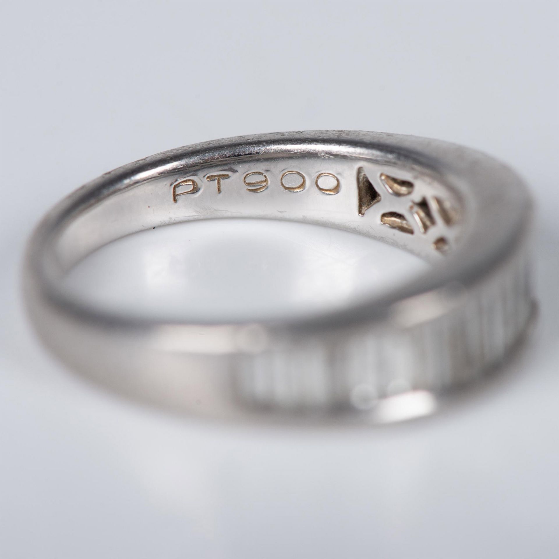 Contemporary Platinum and Diamonds Ring - Image 4 of 6