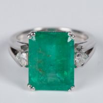 Stunning 18k White Gold, Emerald & Diamond Ring