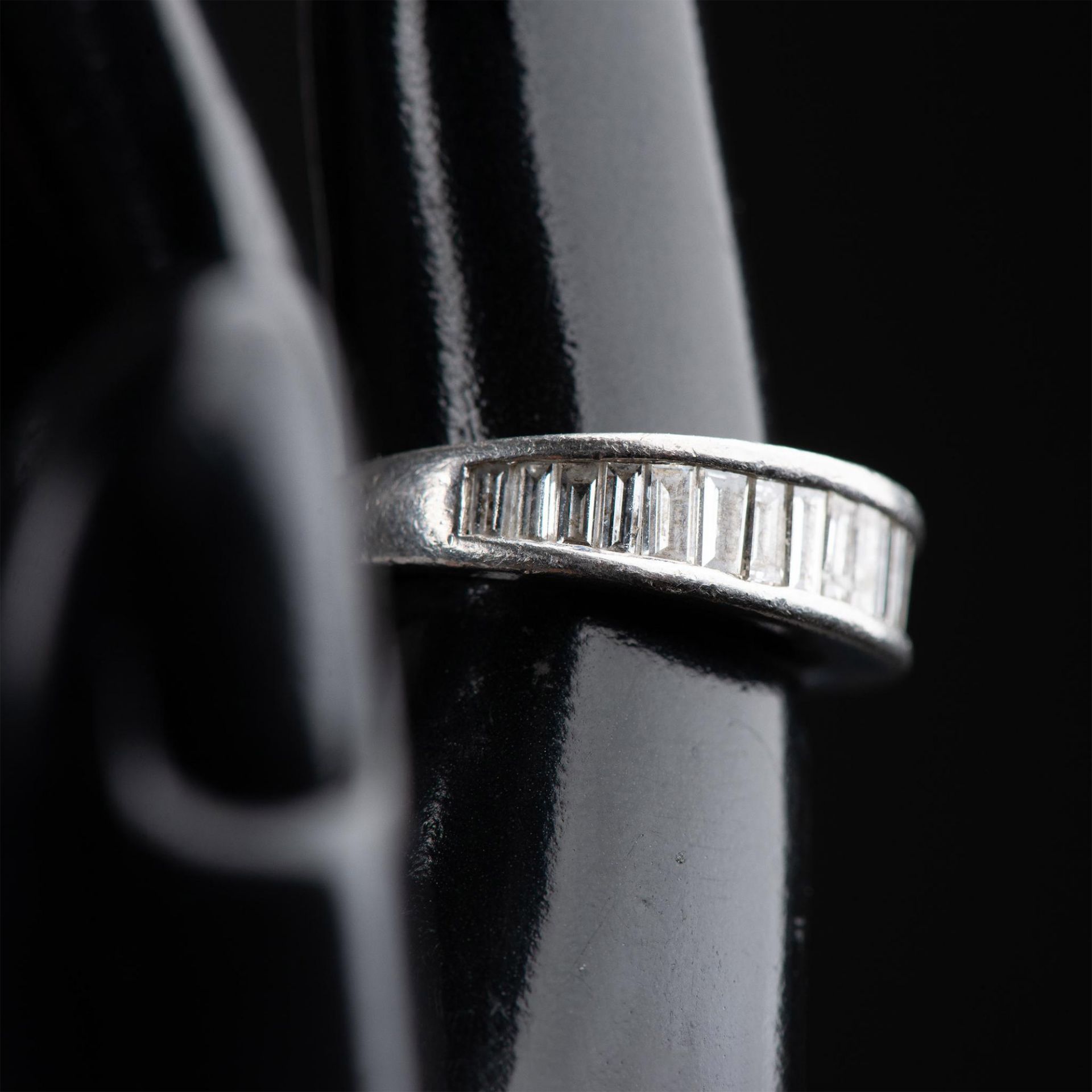 Contemporary Platinum and Diamonds Ring - Image 5 of 6