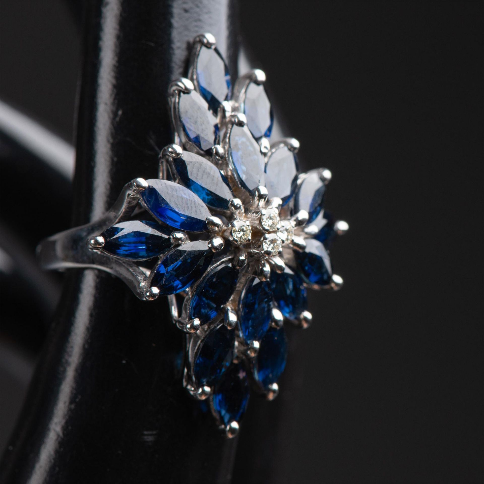 Fabulous 18k White Gold, Sapphire and Diamond Cocktail Ring - Image 6 of 7