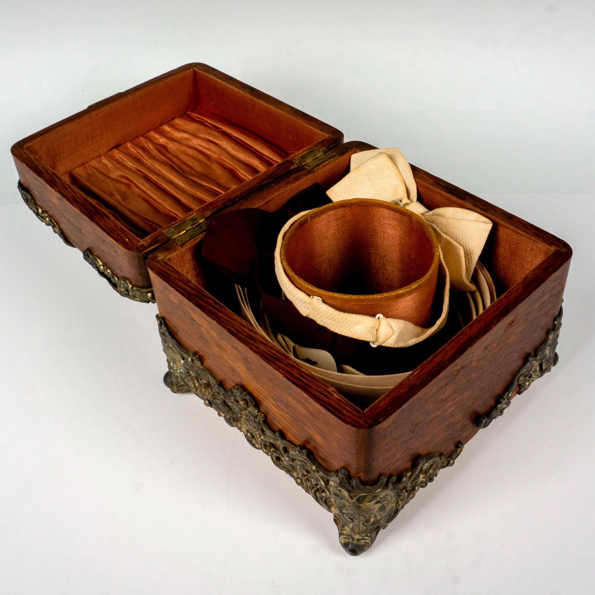 Antique Metal and Wood Collar Box with Collars - Bild 2 aus 4