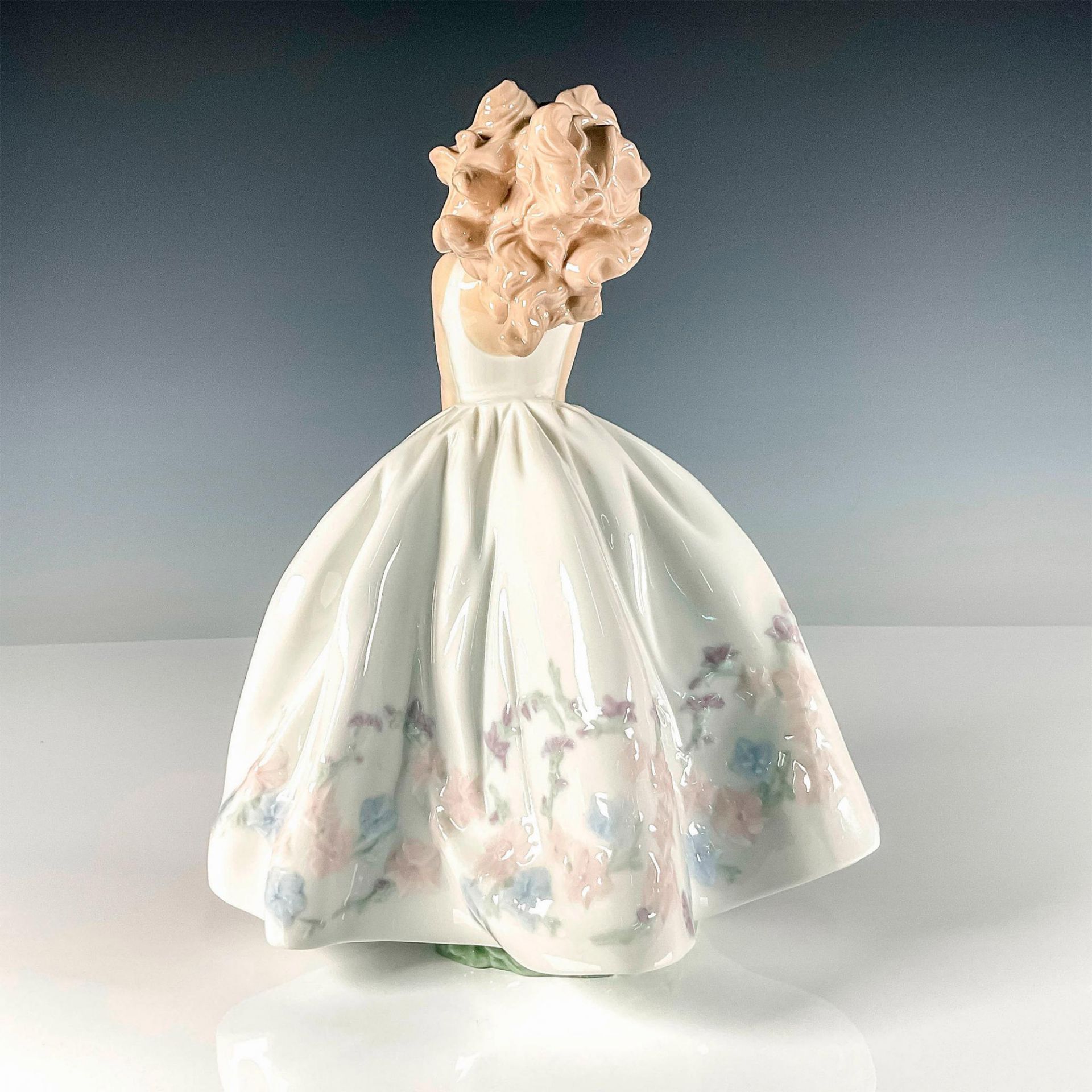 Wildflowers 1006647 - Lladro Porcelain Figurine - Image 2 of 3