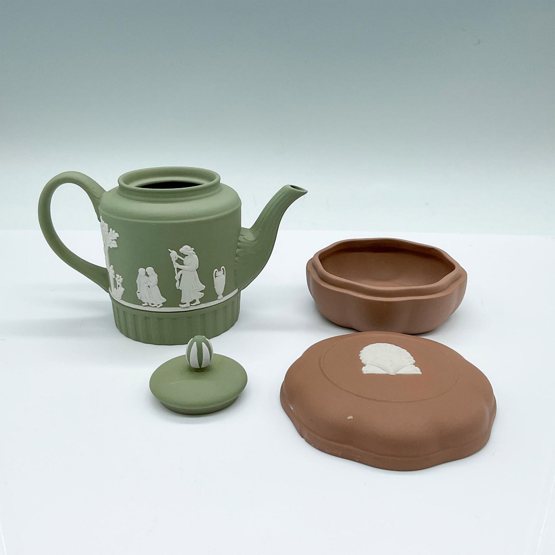 2pc Wedgwood Jasperware Box and Teapot - Image 2 of 3