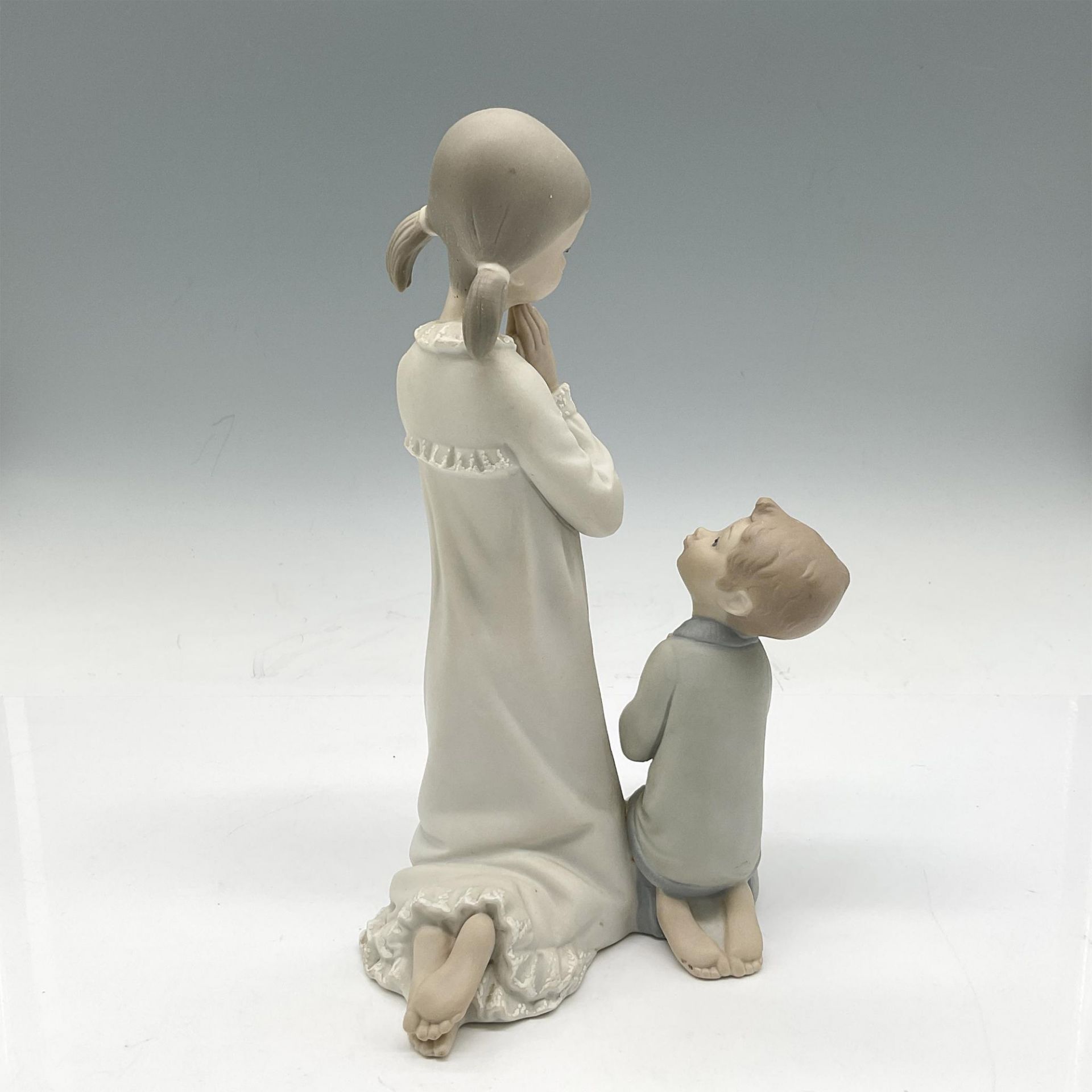 Teaching to Pray 1014779 - Lladro Porcelain Figurine - Image 2 of 3