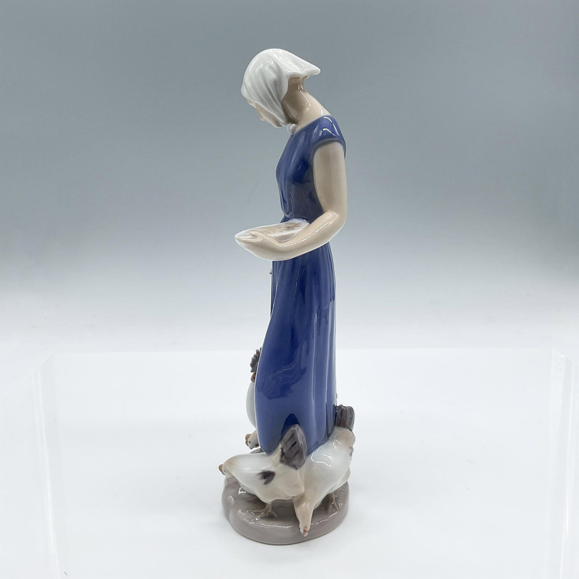 Bing & Grondahl Porcelain Figurine, Woman Feeding Chickens 2220 - Image 3 of 6