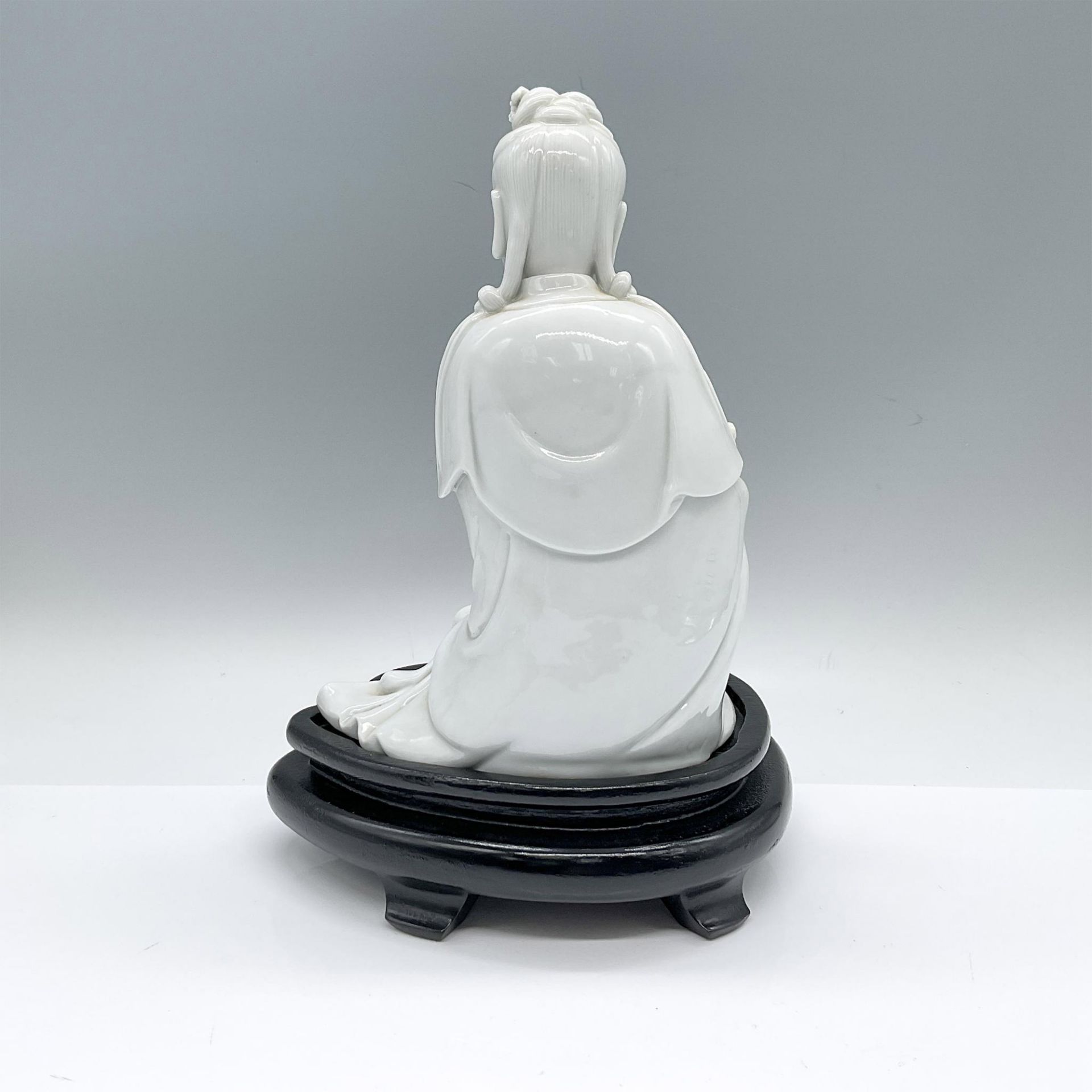 Chinese Dehua Porcelain Guanyin Figurine - Image 2 of 3