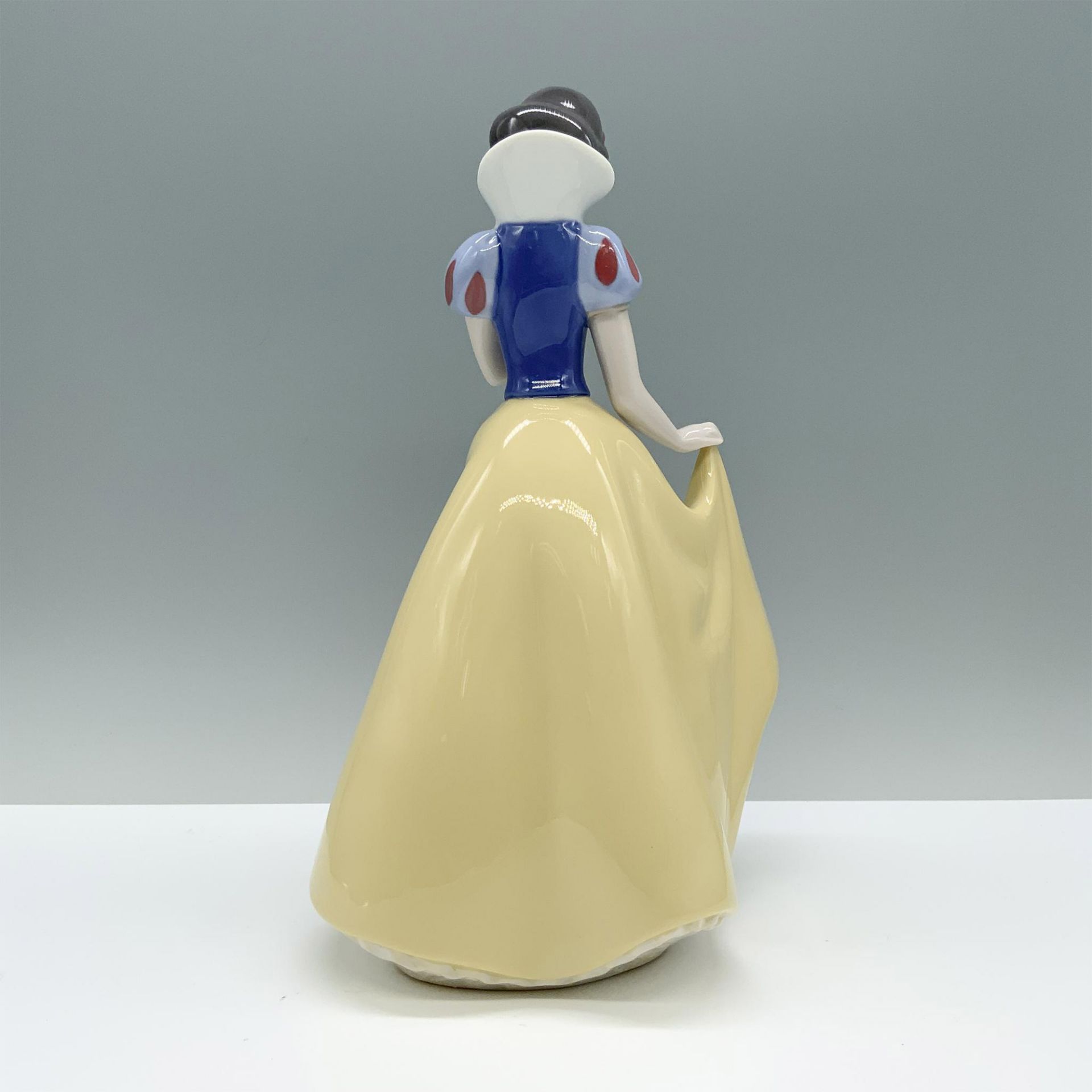 Nao by Lladro Porcelain Disney Figurine, Snow White - Image 2 of 3