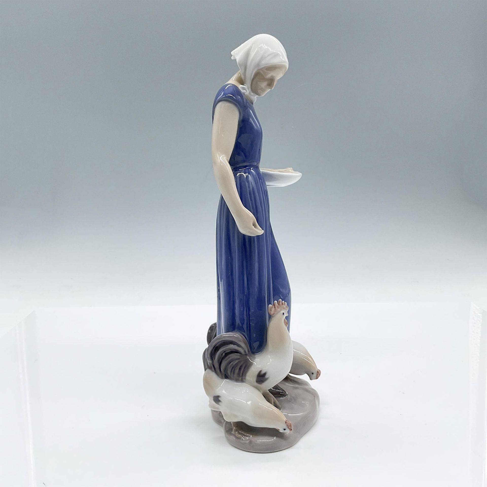 Bing & Grondahl Porcelain Figurine, Woman Feeding Chickens 2220 - Image 2 of 6