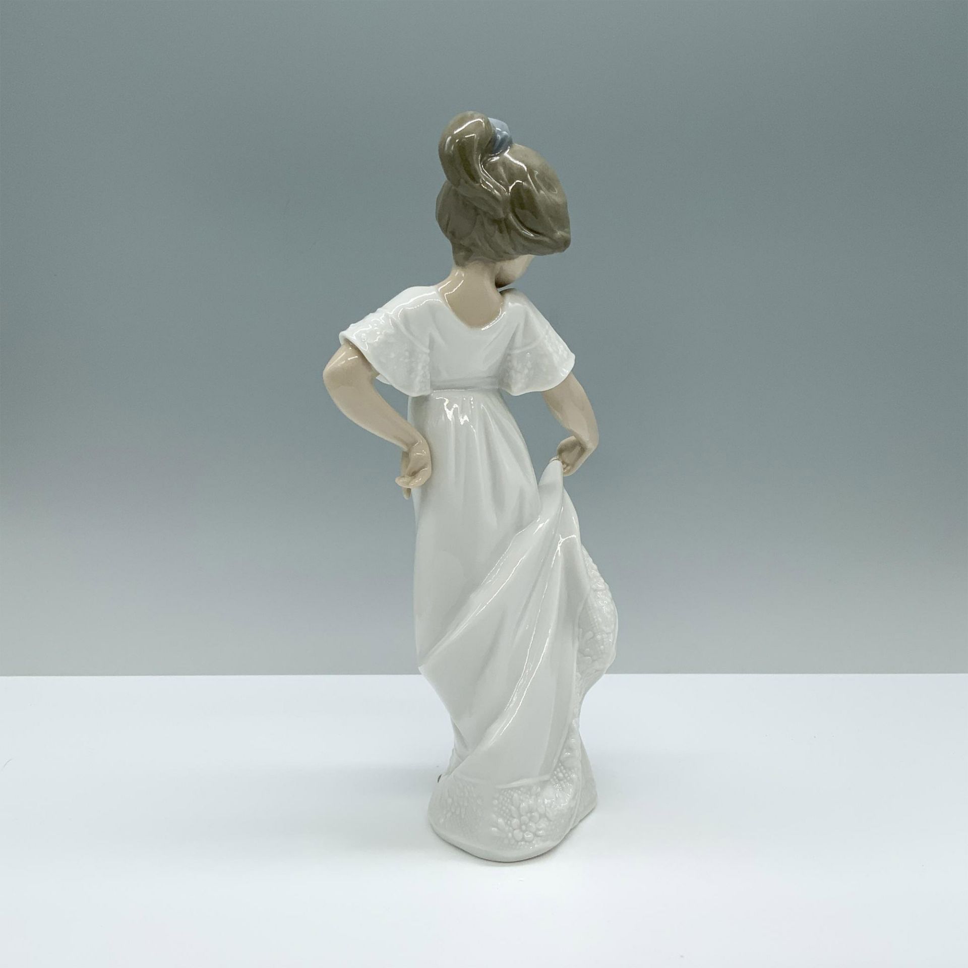 Nao by Lladro Porcelain Figurine, How Pretty! 2001110 - Image 2 of 3