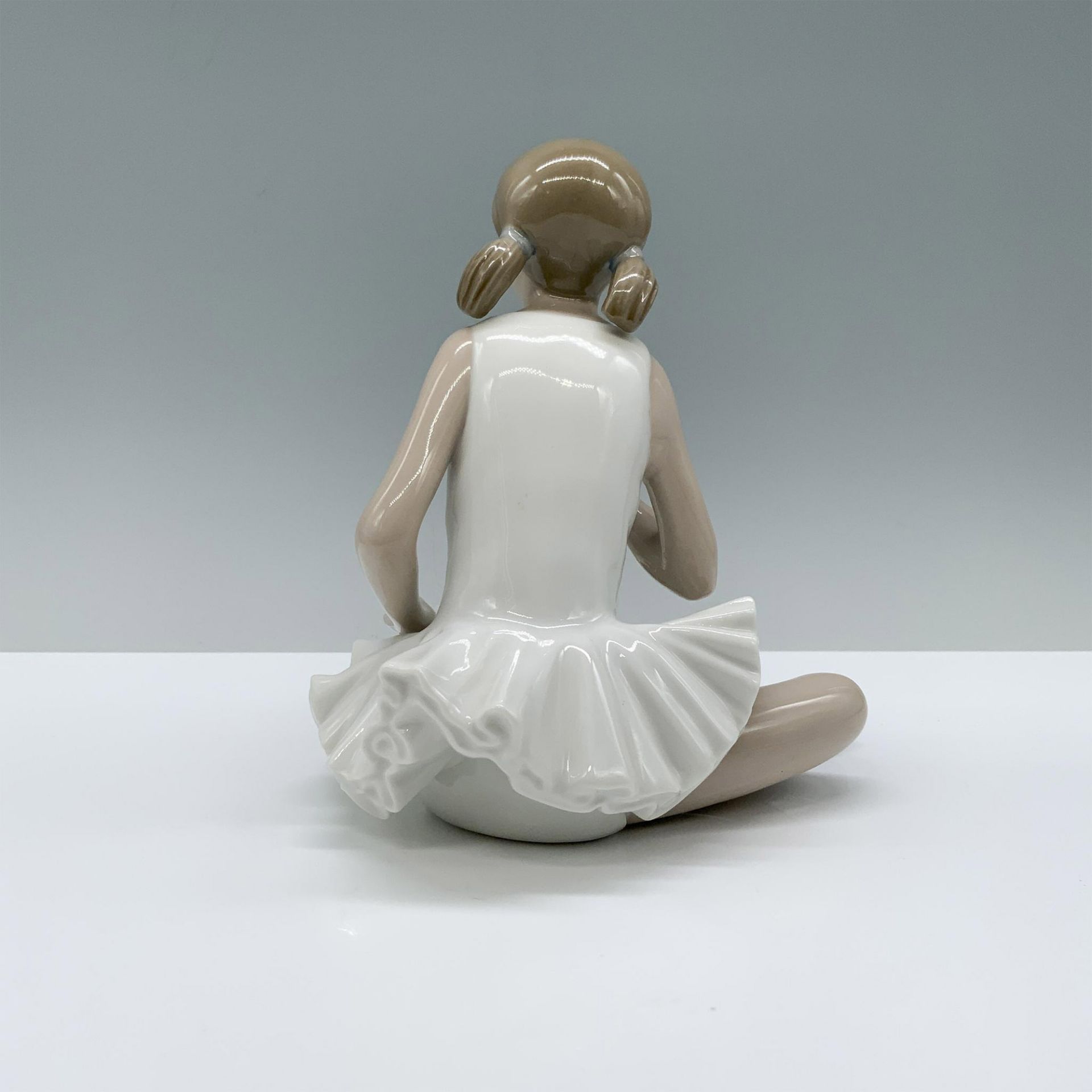 Nao by Lladro Figurine, Attentive Ballet 2010146 - Image 2 of 3