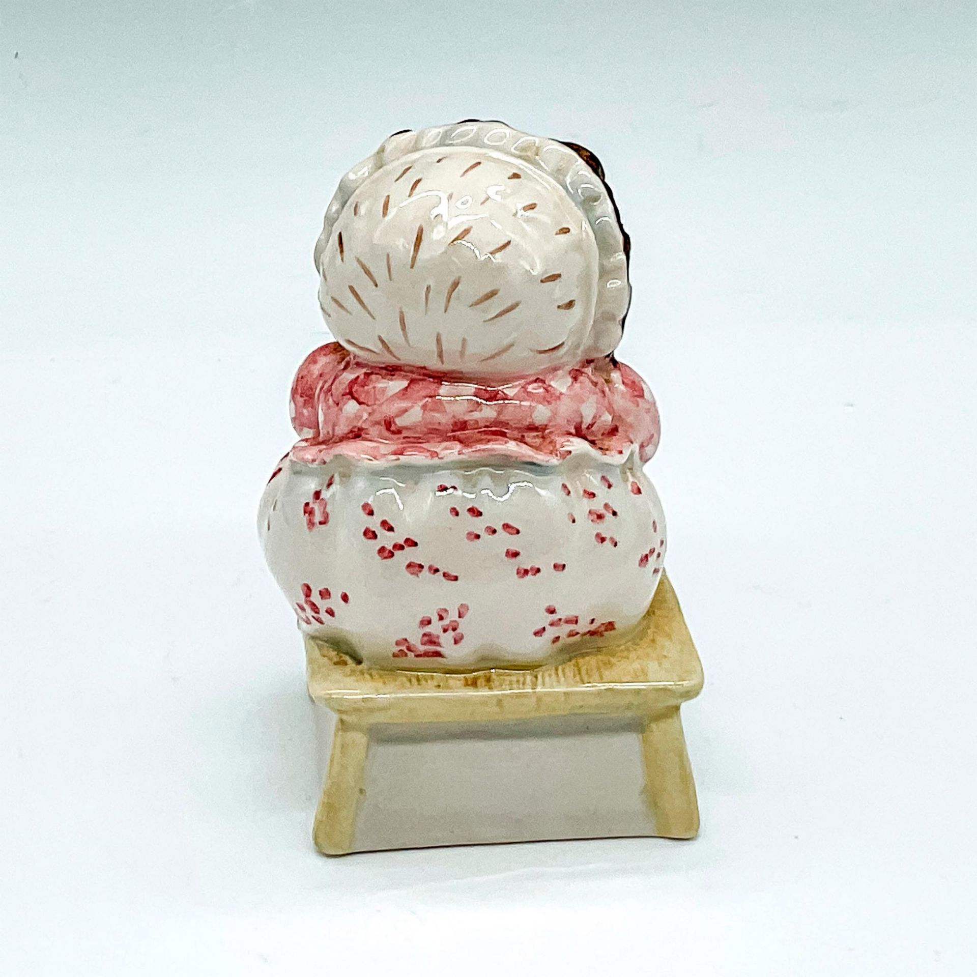 Beswick Beatrix Potter Figurine, Mrs. Tiggy Winkle Takes Tea - Bild 2 aus 3