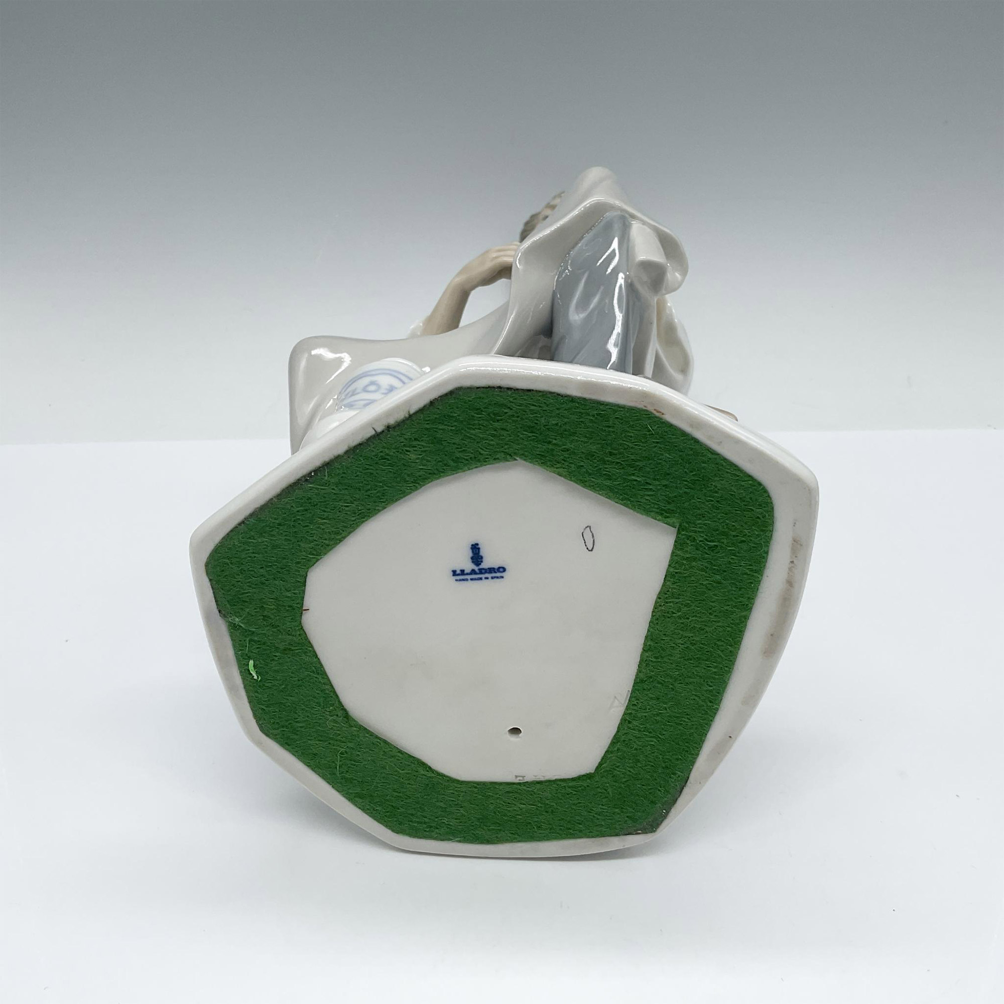 Lladro Porcelain Figurine Pharmacist 1004844 - Image 3 of 3