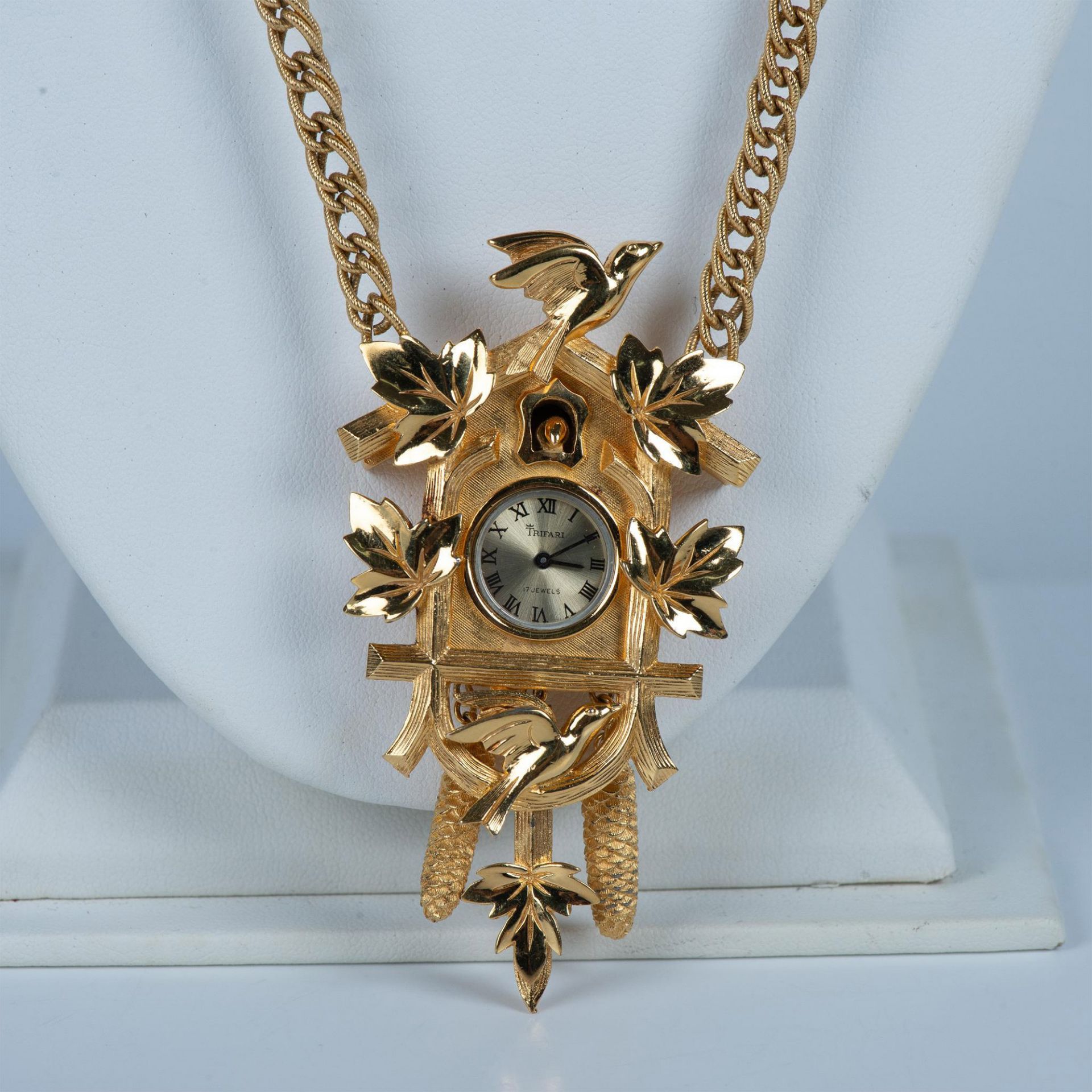 Trifari 1960s Gold Tone Cuckoo Clock Pendant Necklace - Bild 2 aus 6