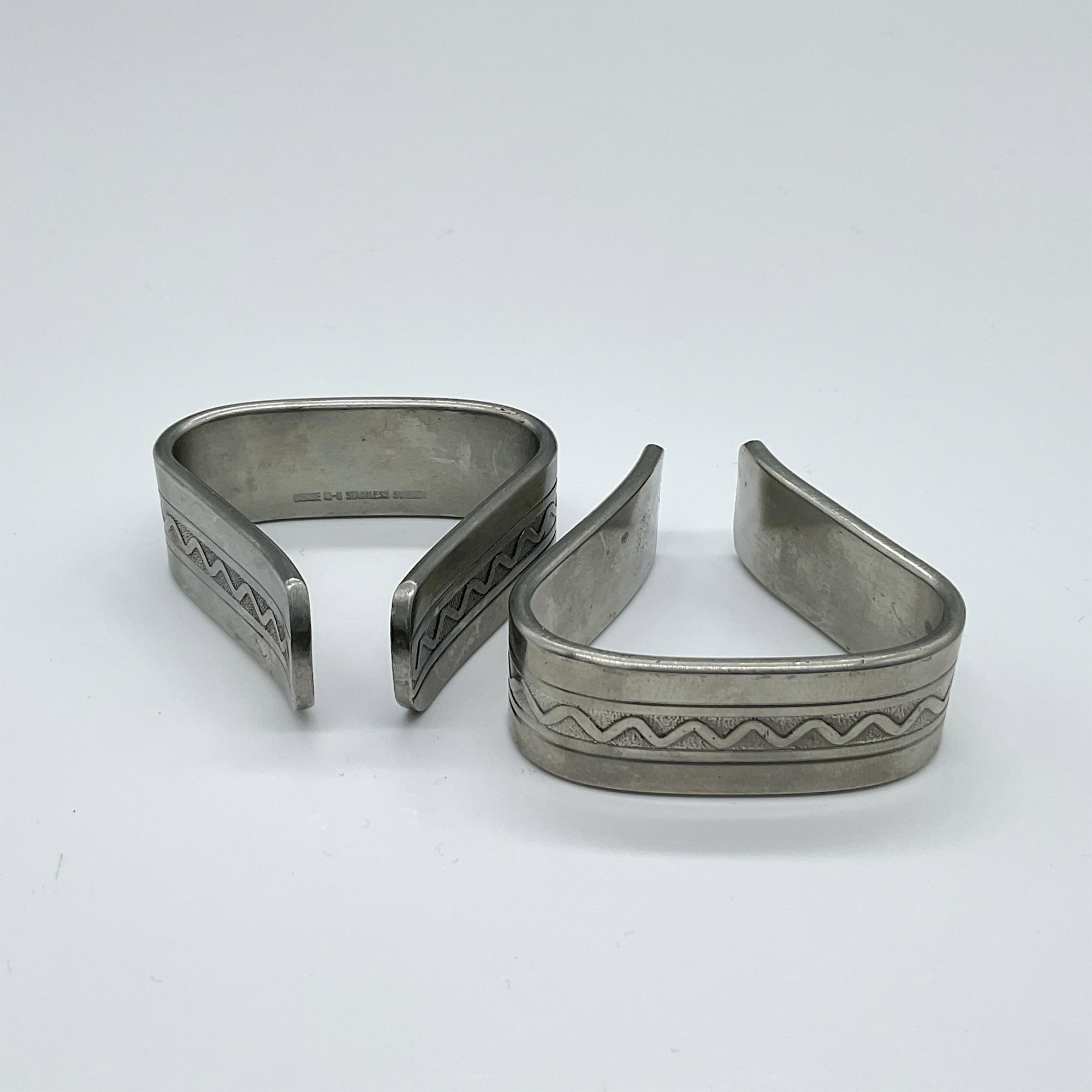 8pc Gense Stainless Steel Open Triangle Napkin Rings - Image 2 of 2