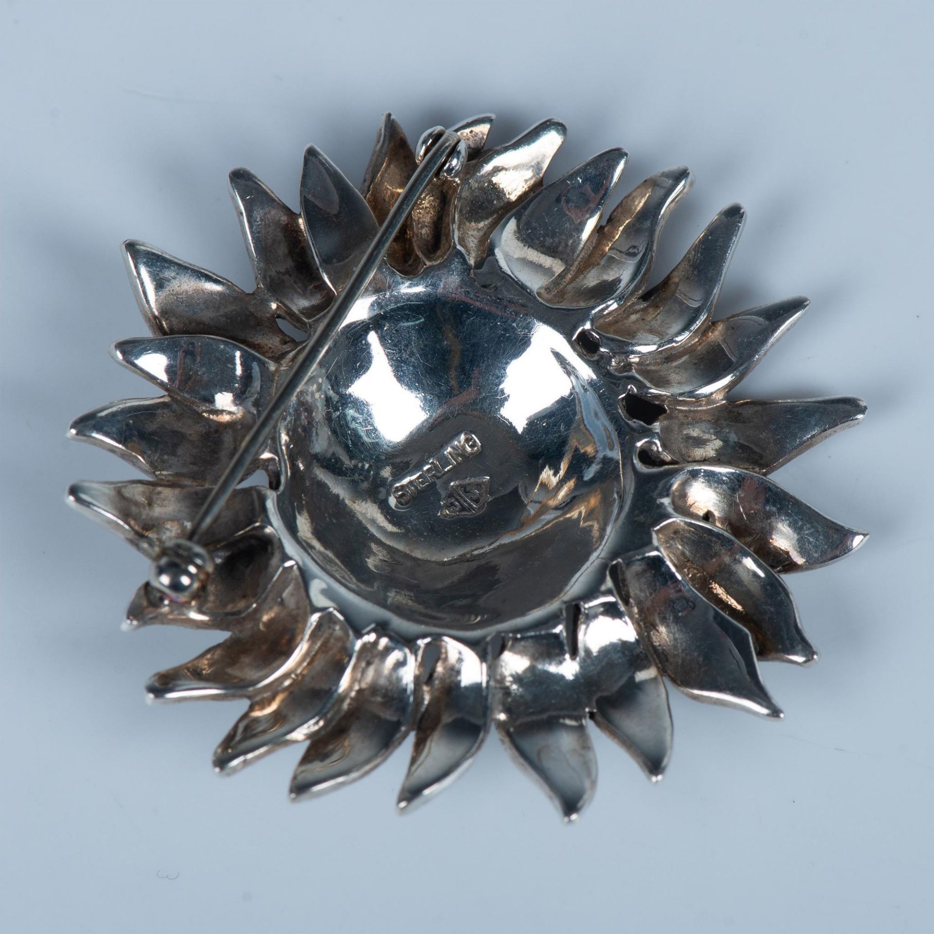 Beautiful Sterling Silver and Marcasite Flower Brooch - Image 2 of 4