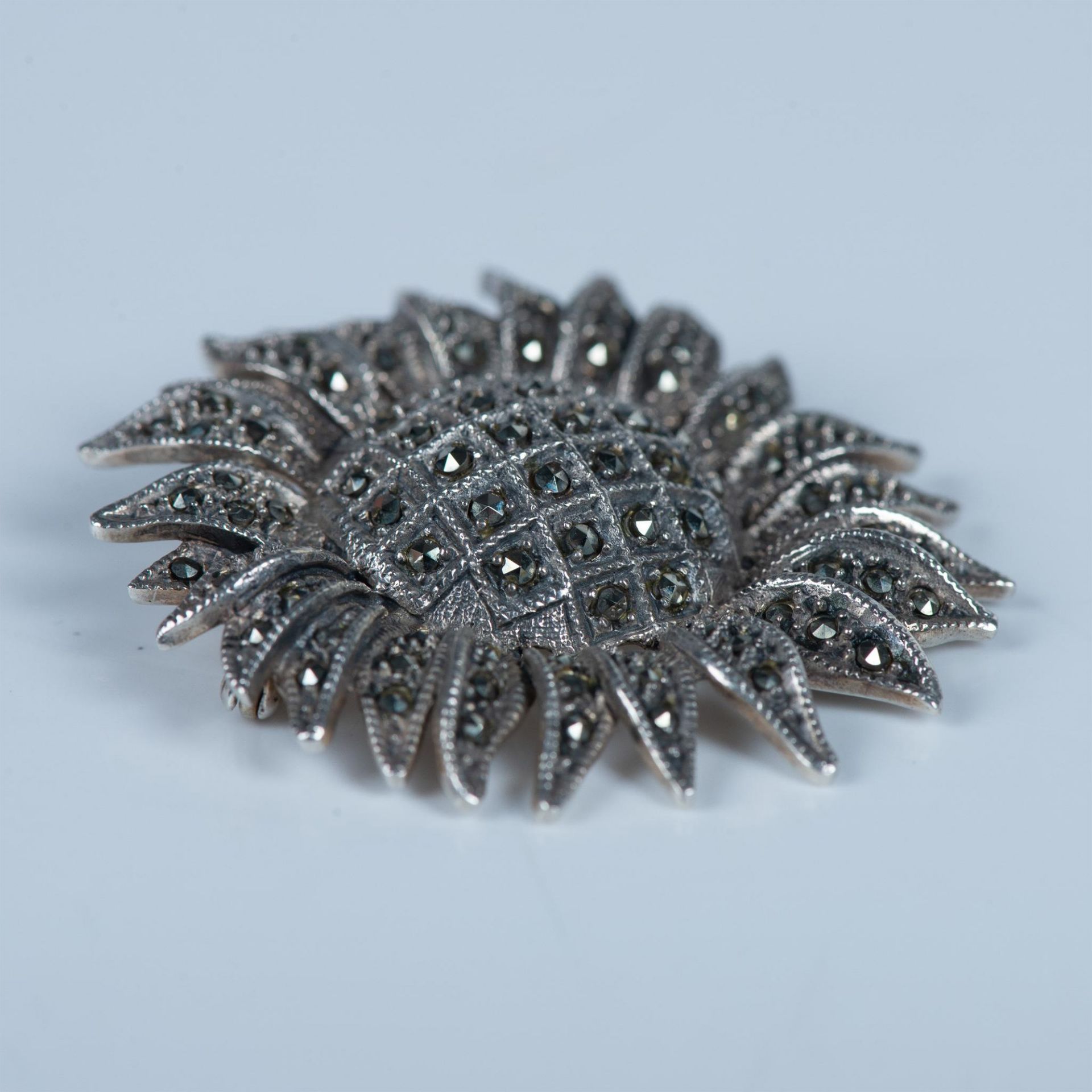 Beautiful Sterling Silver and Marcasite Flower Brooch - Image 4 of 4
