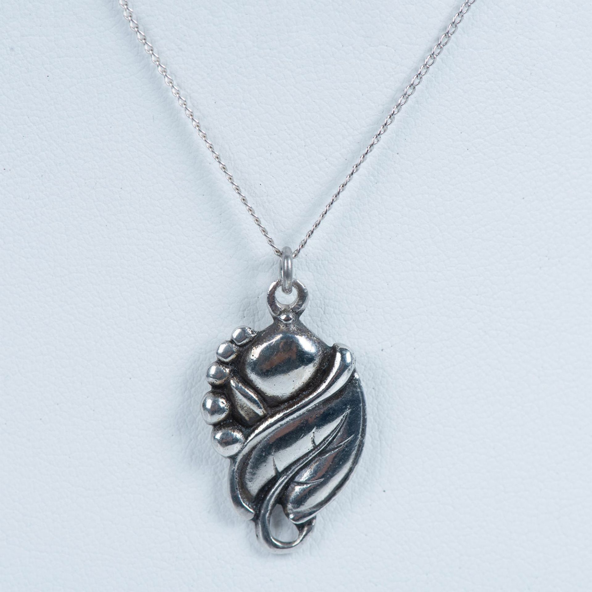 Pretty Sterling Silver Leaf Pendant Necklace - Image 2 of 4