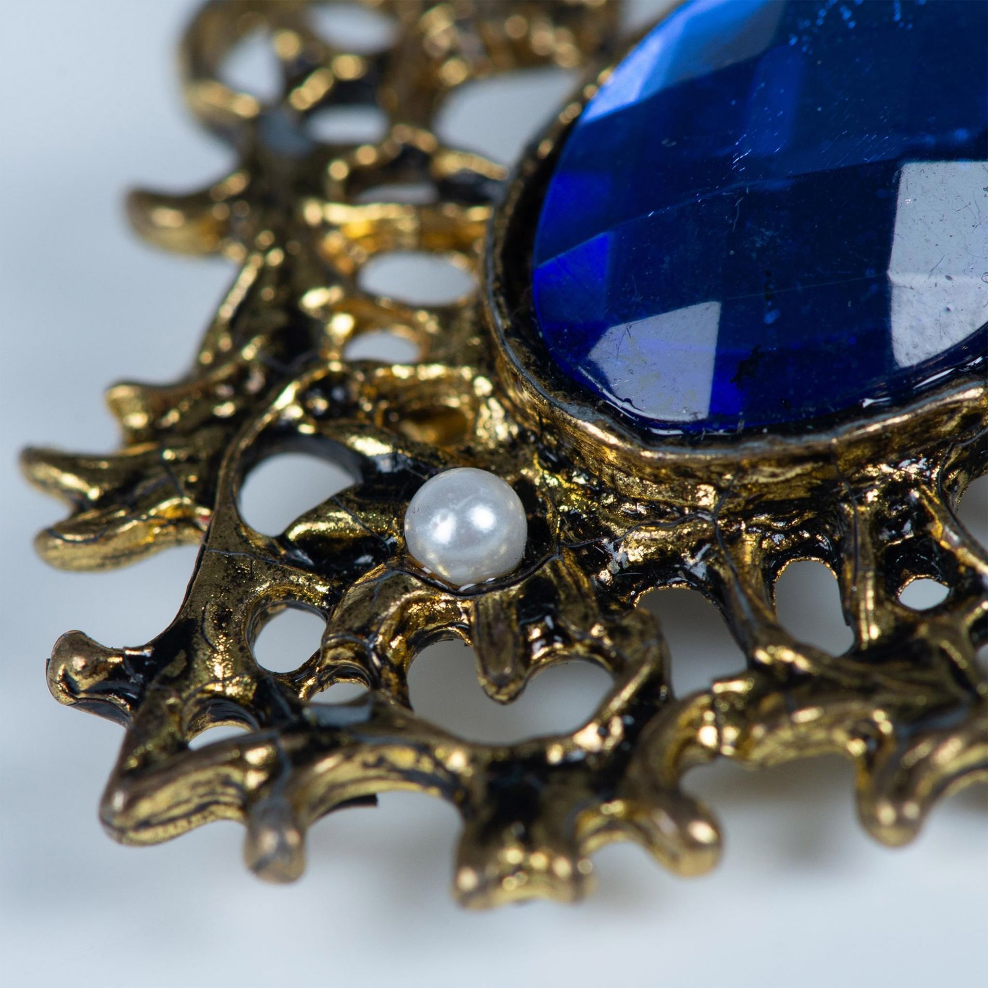 Ornate Gold Metal, Faux Pearl and Blue Rhinestone Brooch - Image 4 of 5