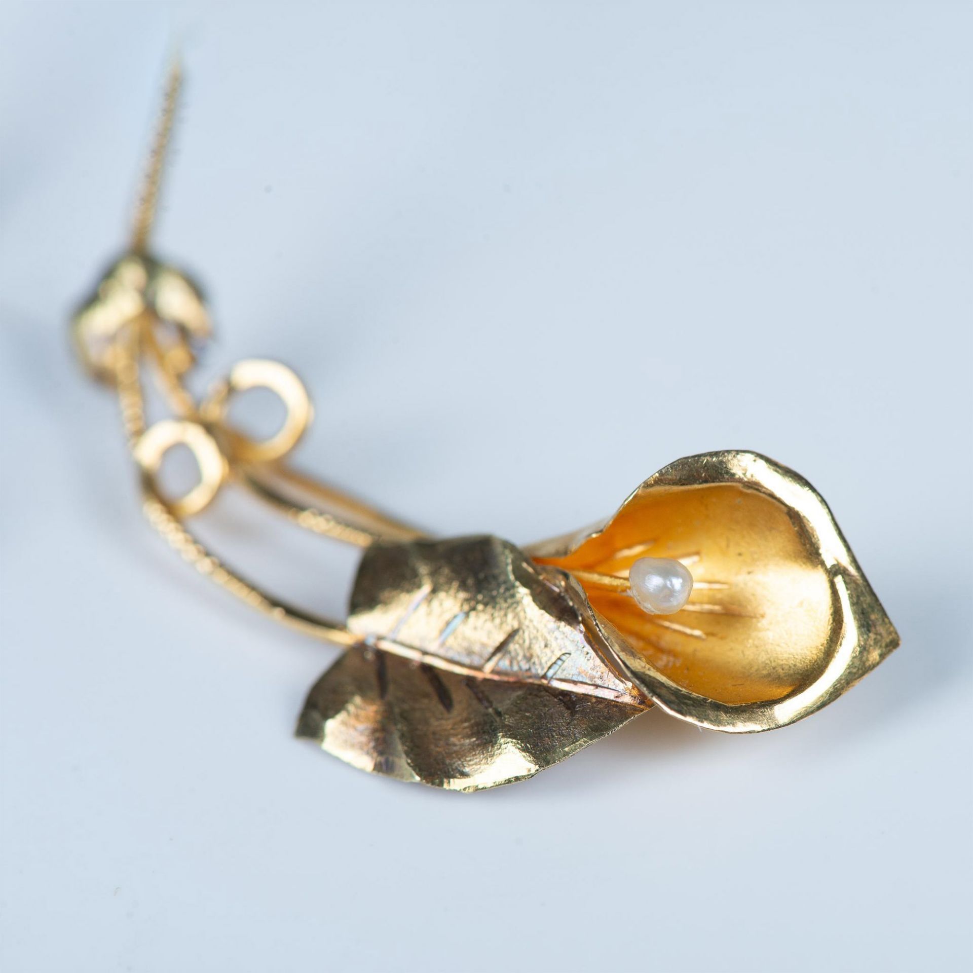 Pretty 18K Gold and Pearl Lily Flower Brooch - Bild 3 aus 3