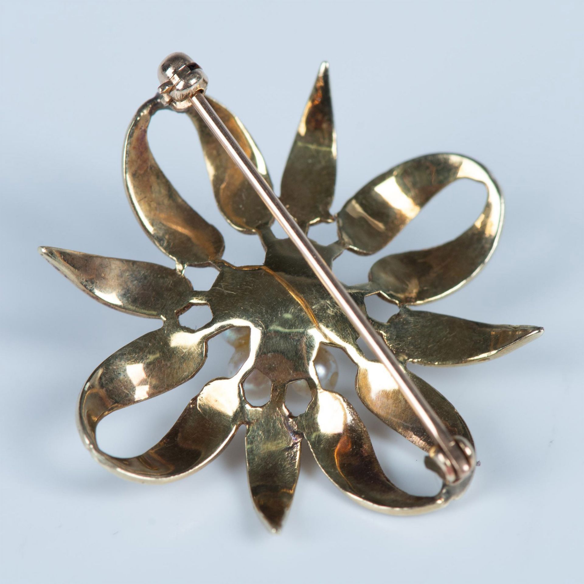 Beautiful 14K Gold and Pearl Flower Brooch - Image 3 of 3