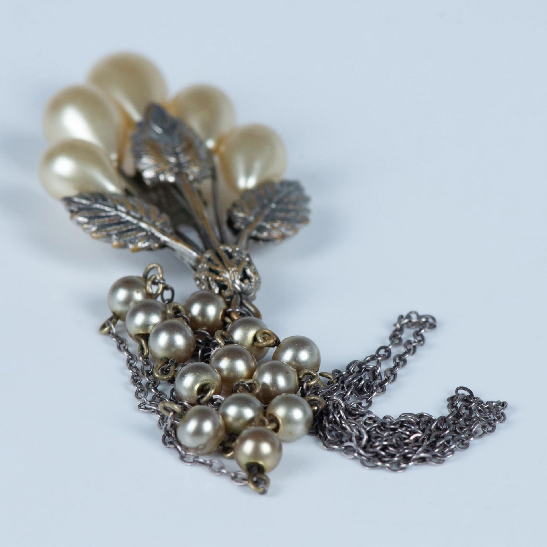 Long Silver Metal and Faux Pearl Leaf Necklace - Bild 5 aus 5