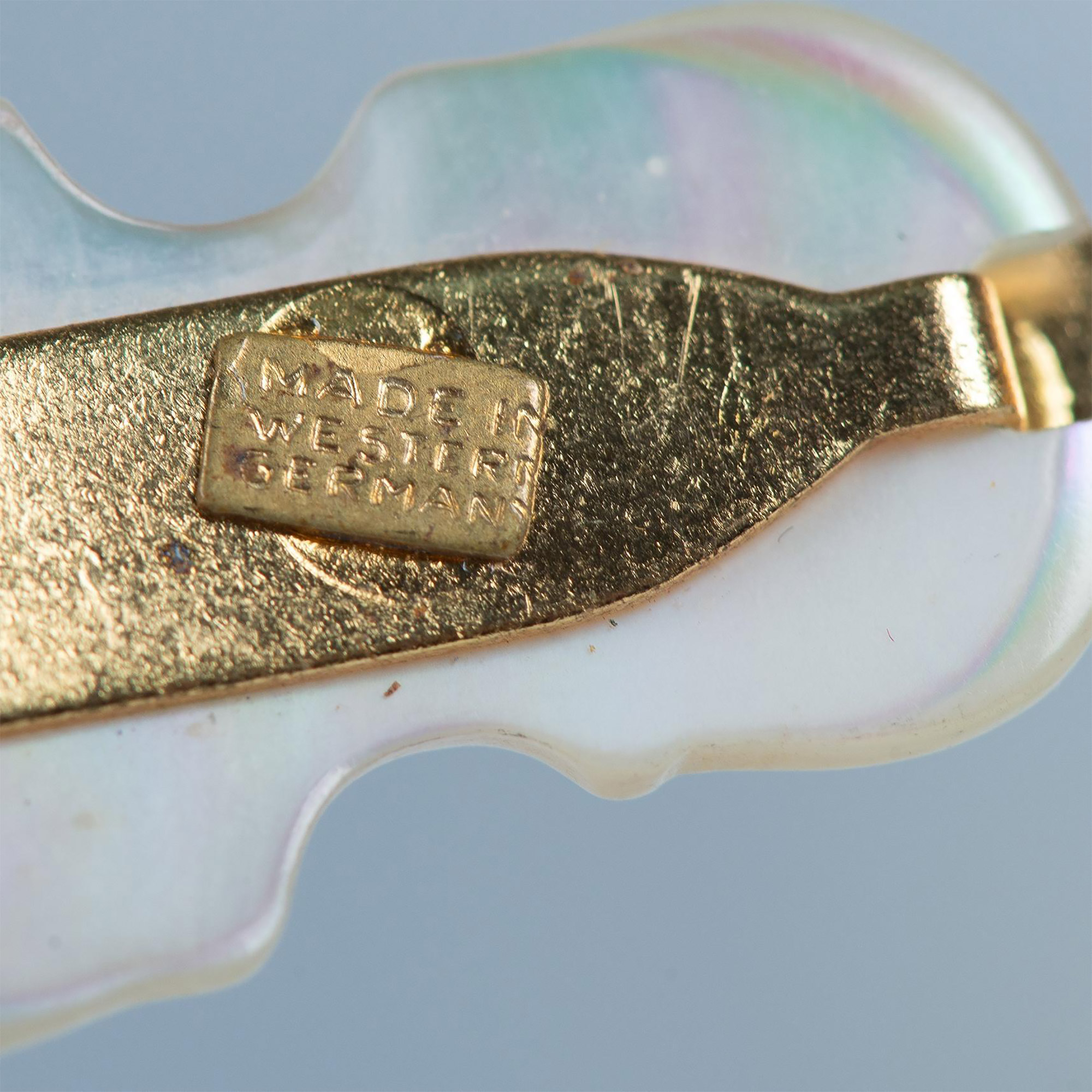 Detailed Mother of Pearl Figural Violin Brooch - Image 6 of 6