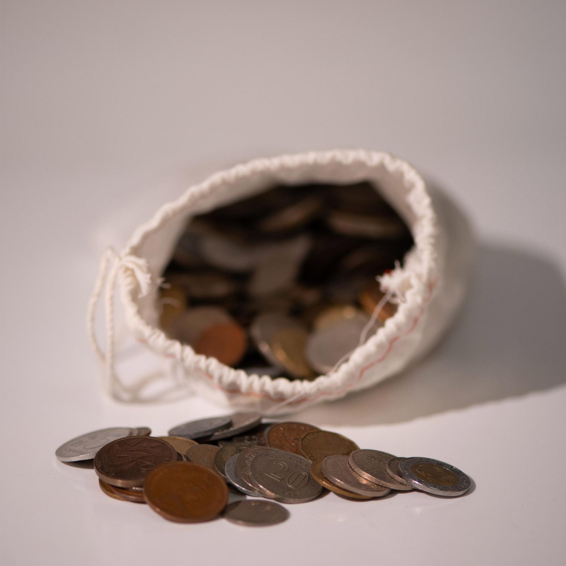 5LB BAG OF WORLD COINS WITH SILVER - Image 2 of 9