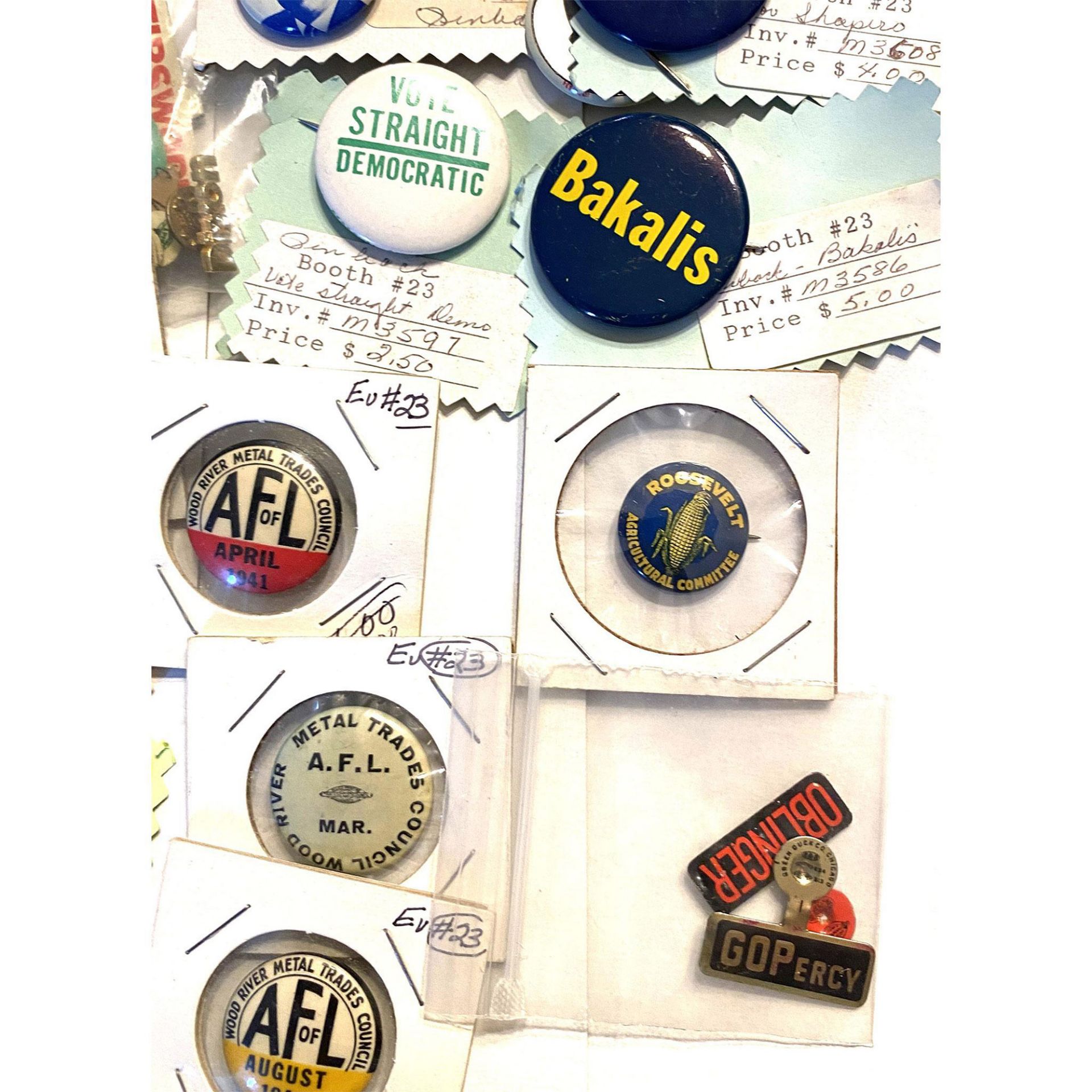 A bag lot of assorted political pin back buttons - Bild 5 aus 5