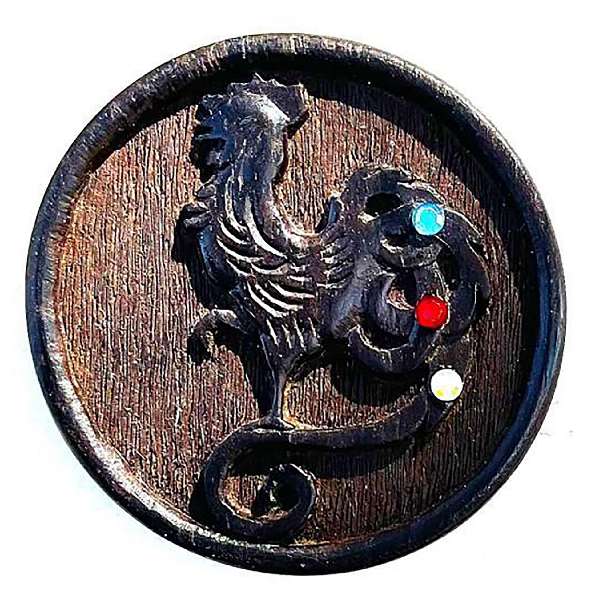 A division three hand carved studio button - Image 2 of 3