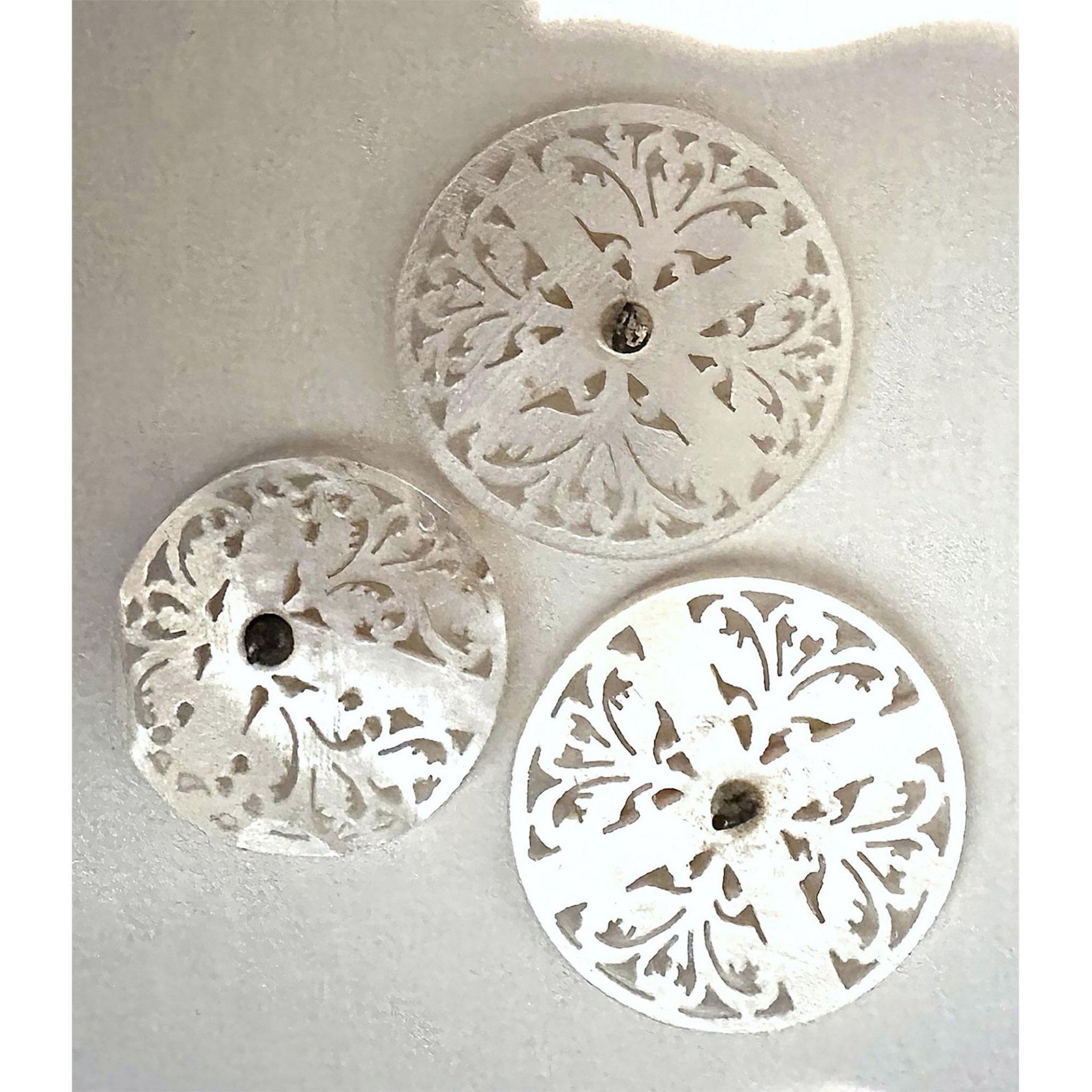 A small card of division 3 hand carved pearl buttons - Bild 5 aus 5