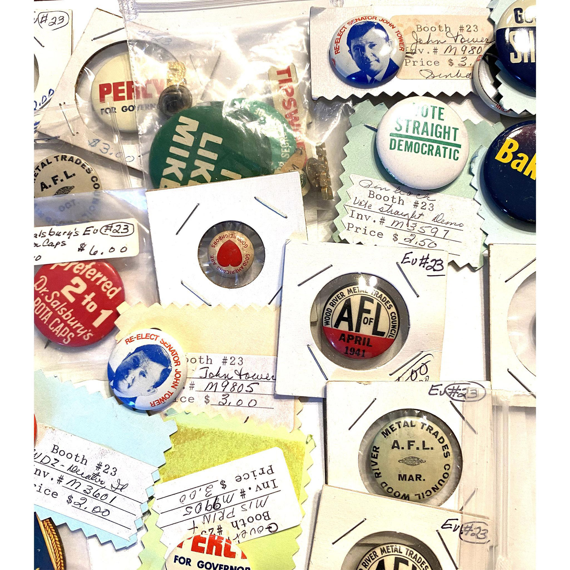 A bag lot of assorted political pin back buttons - Image 4 of 5