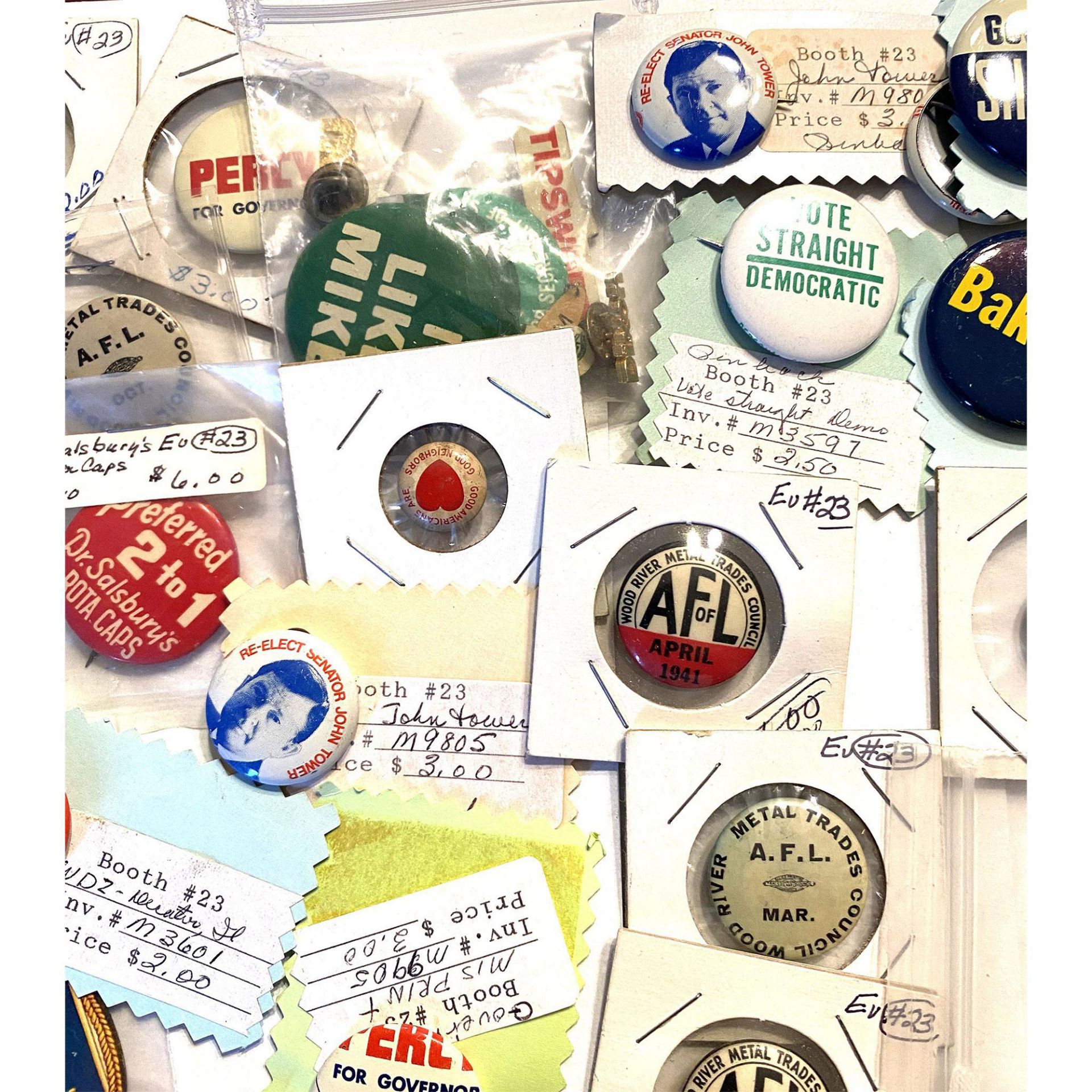 A bag lot of assorted political pin back buttons - Bild 4 aus 5