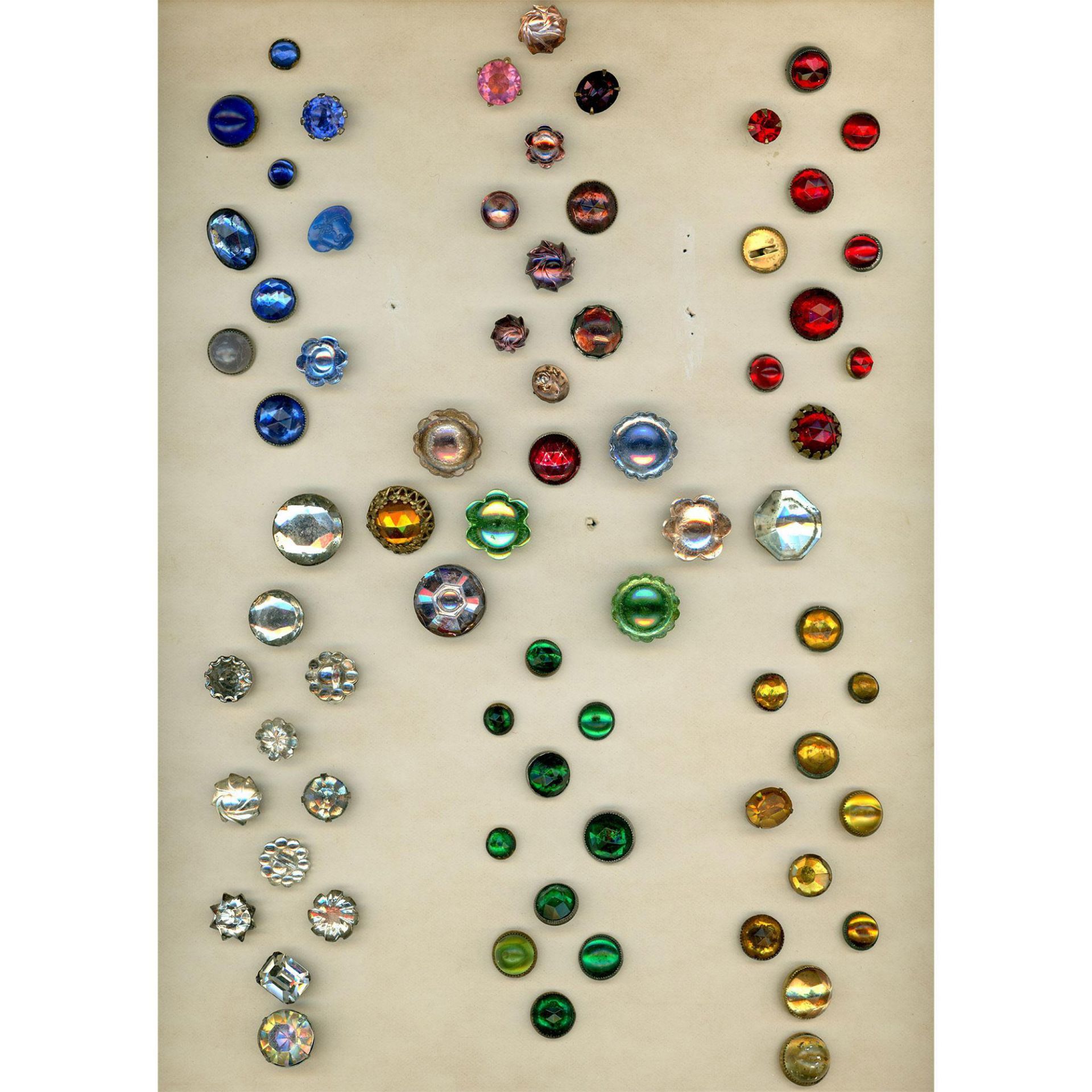 A box lot of assorted buttons on cards - Image 9 of 9