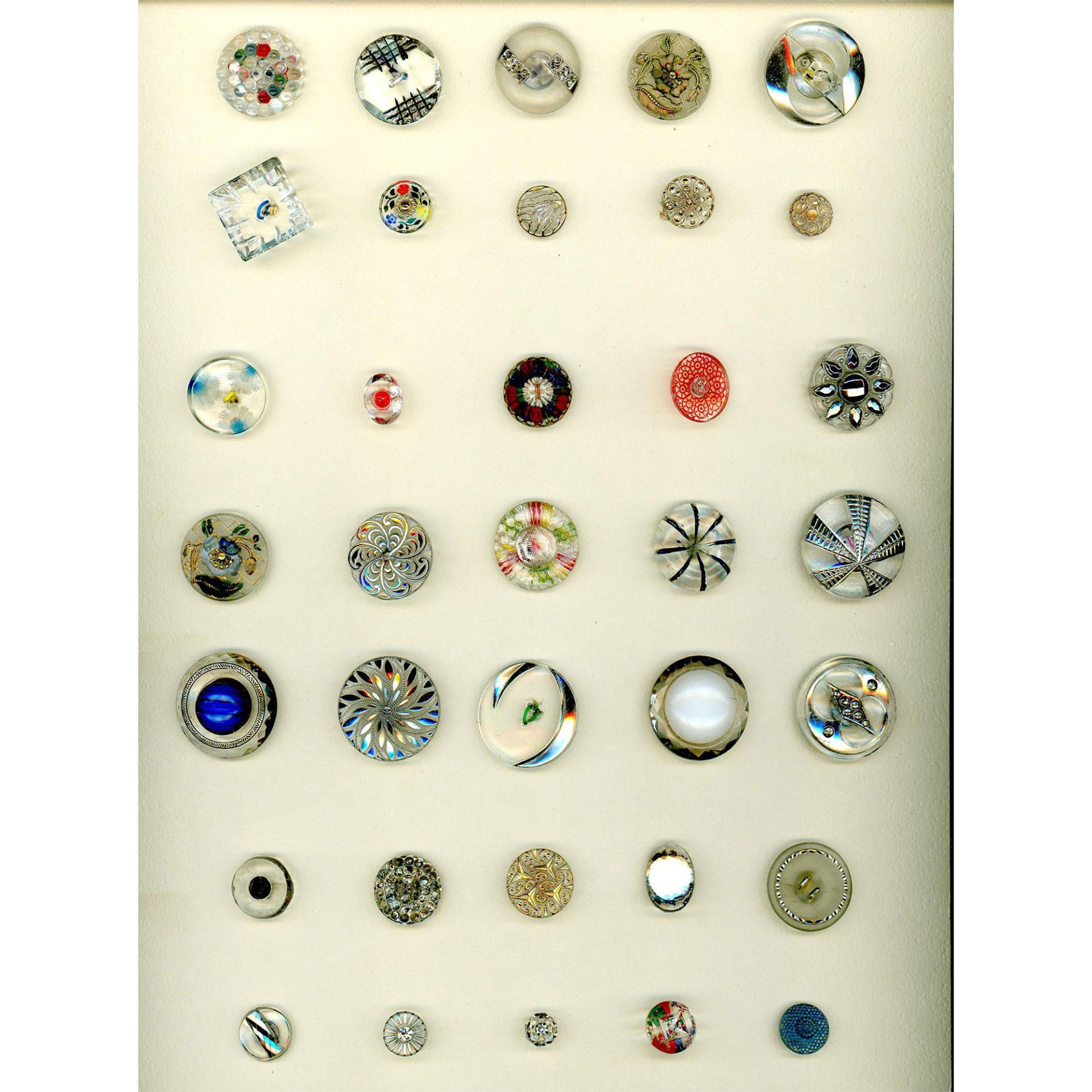 A box lot of assorted buttons on cards - Bild 7 aus 9