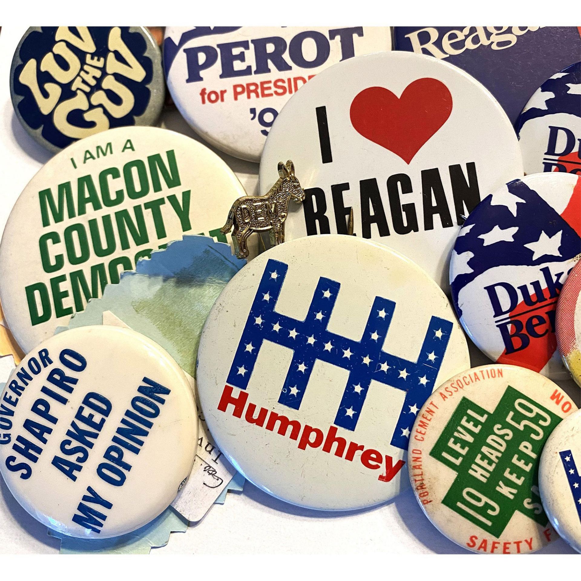 A bag lot of assorted political pin back buttons - Image 5 of 7