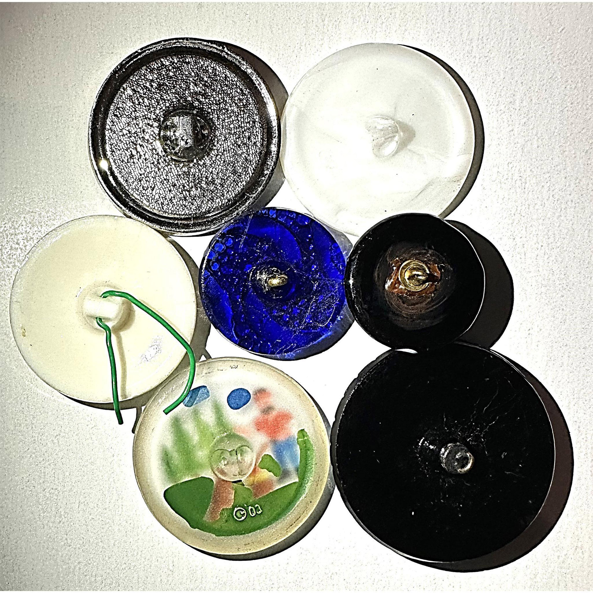 A small card of division three assorted glass buttons - Bild 9 aus 9