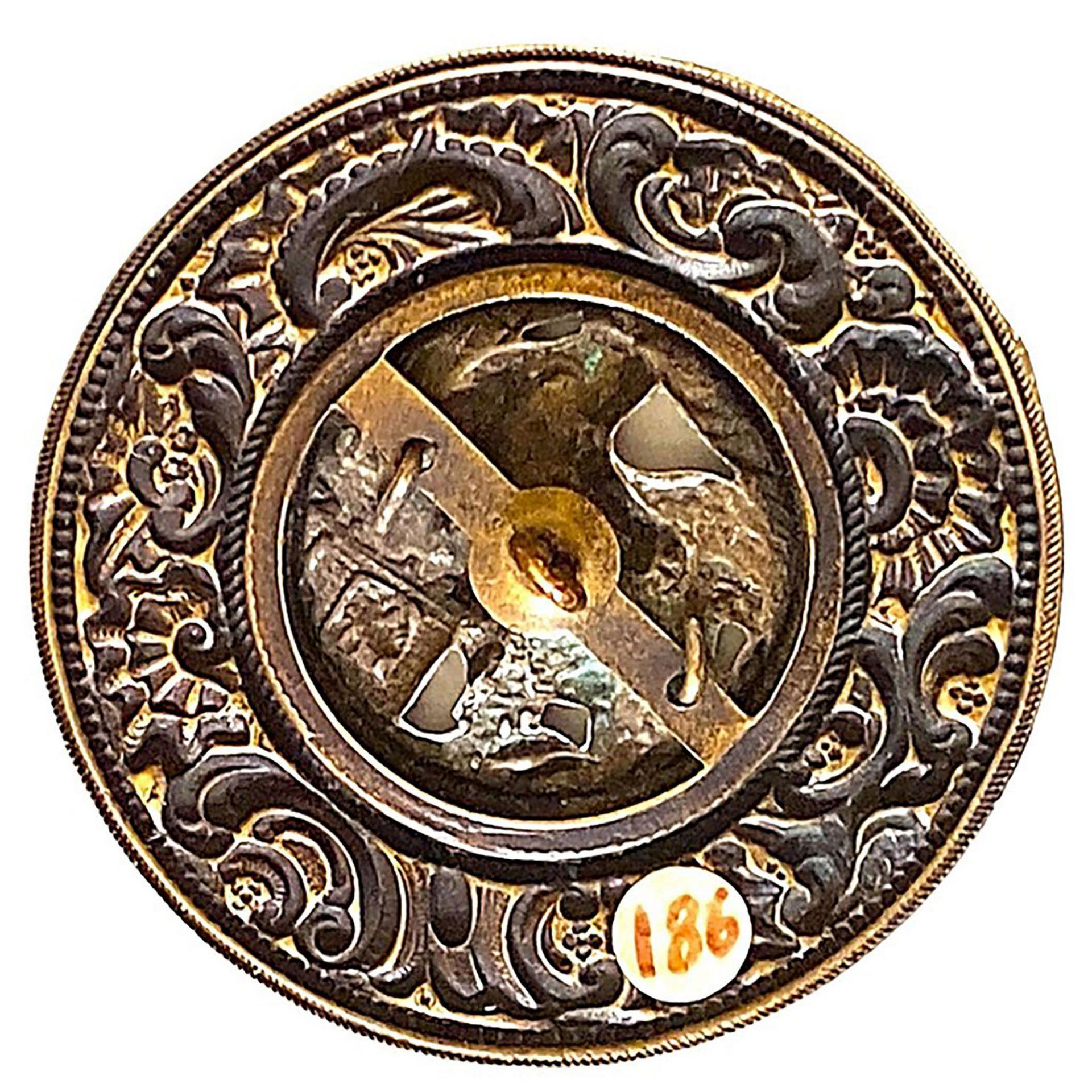 A rare division one detailed brass pictorial button - Bild 2 aus 2