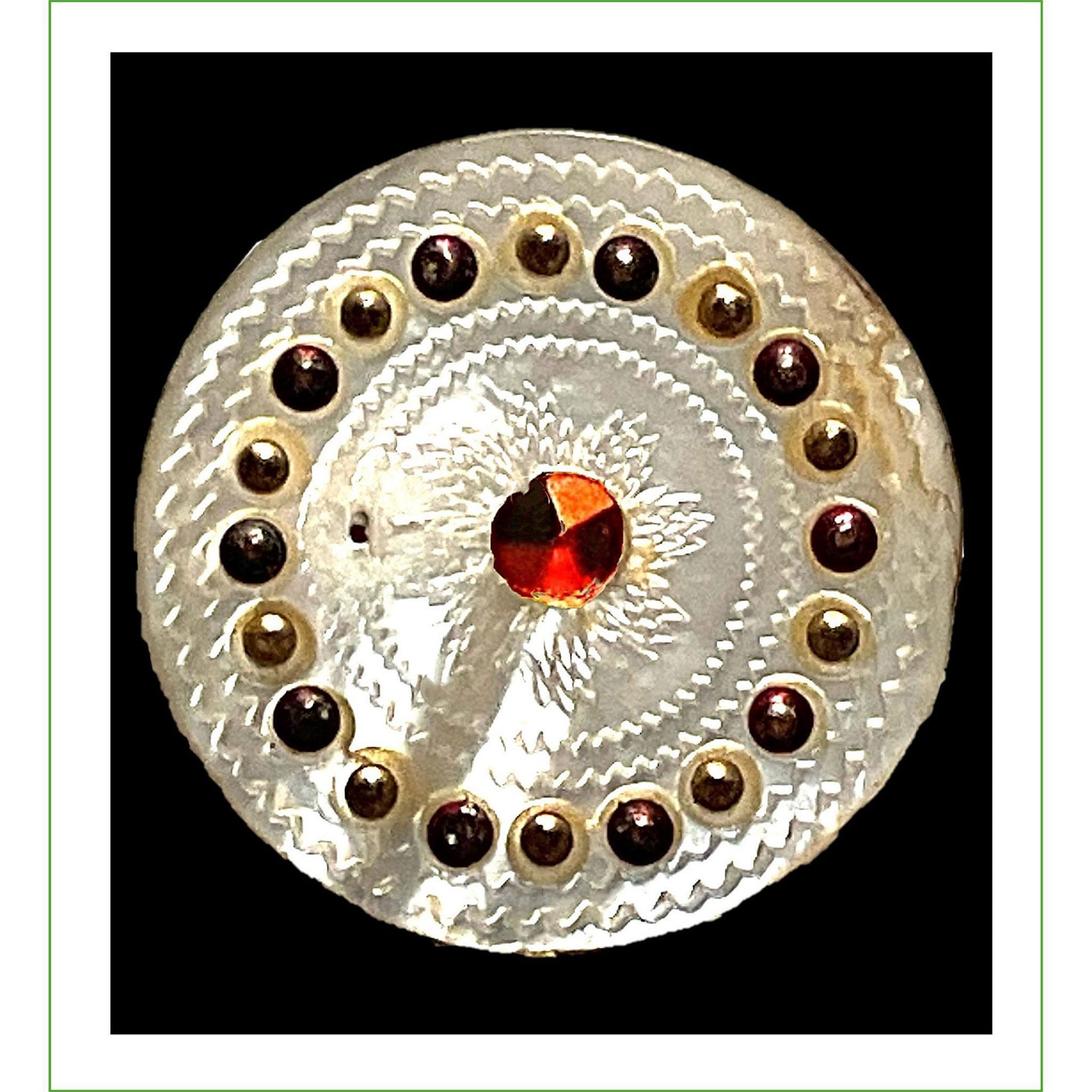 A small card of division one pearl buttons - Bild 2 aus 4