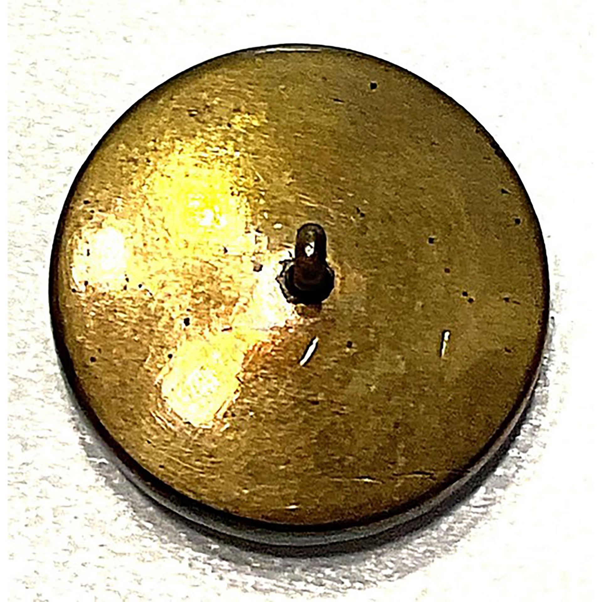 A division one carved non iridescent shell button - Bild 2 aus 2