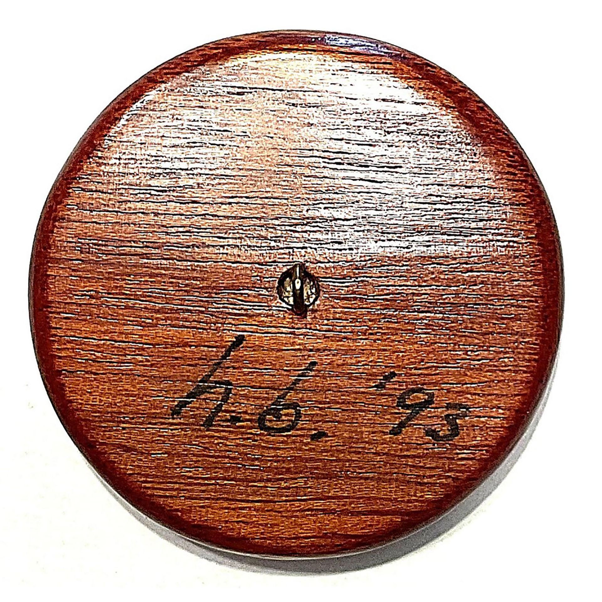 A division three studio artist button - Image 2 of 2