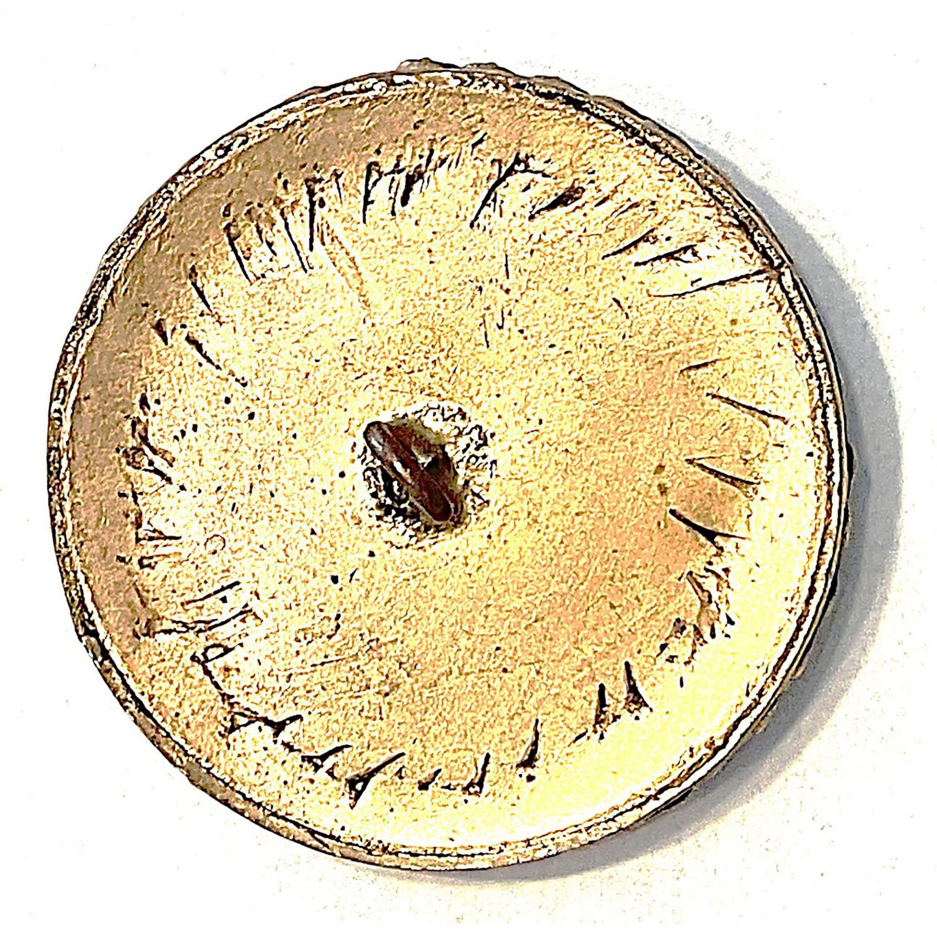 A division one carved pictorial pearl button - Bild 2 aus 2