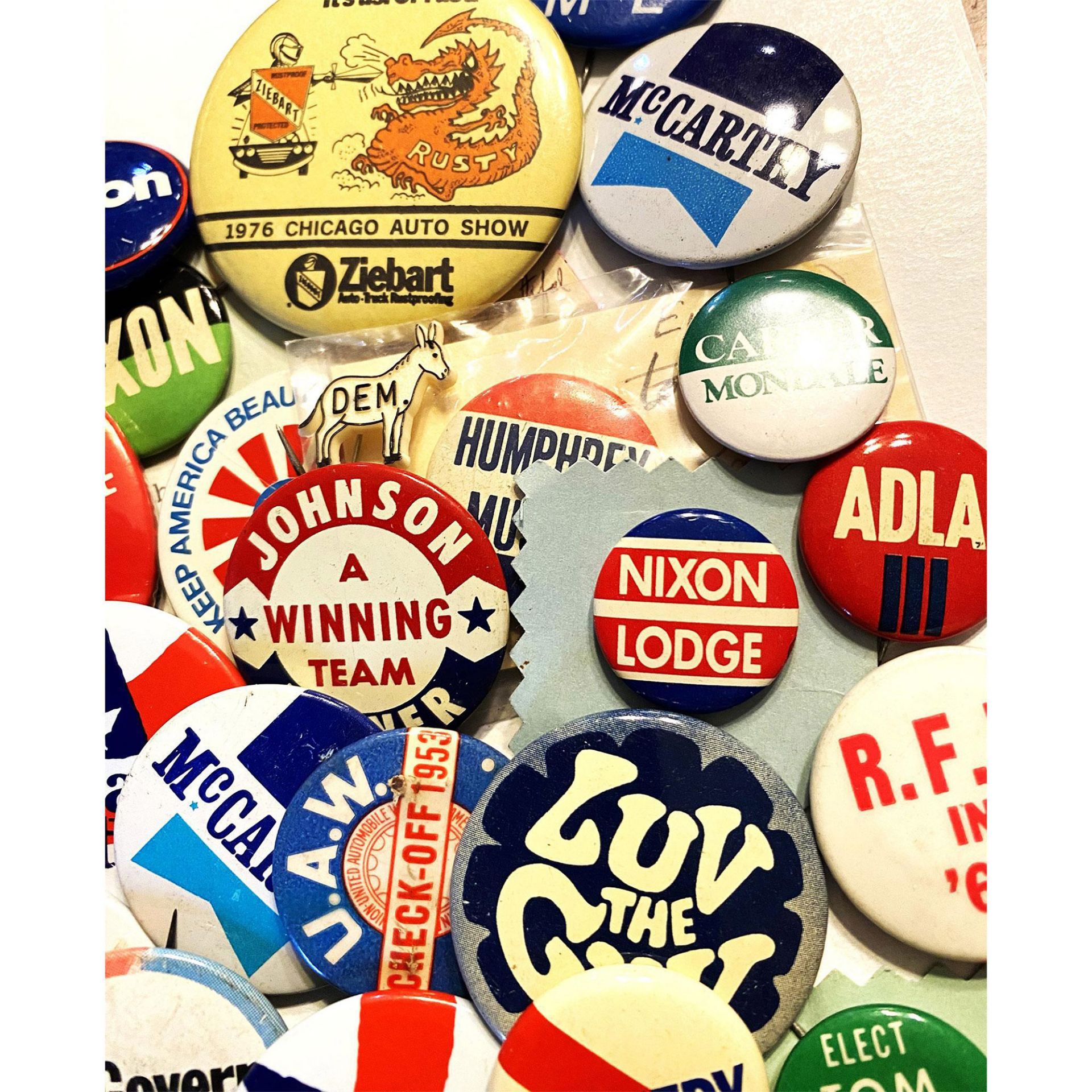 A bag lot of assorted political pin back buttons - Image 4 of 7