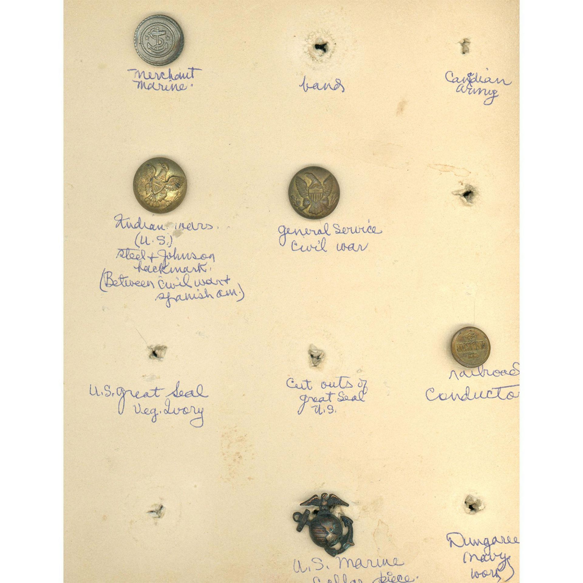 A box lot of assorted uniform buttons on cards - Bild 4 aus 8