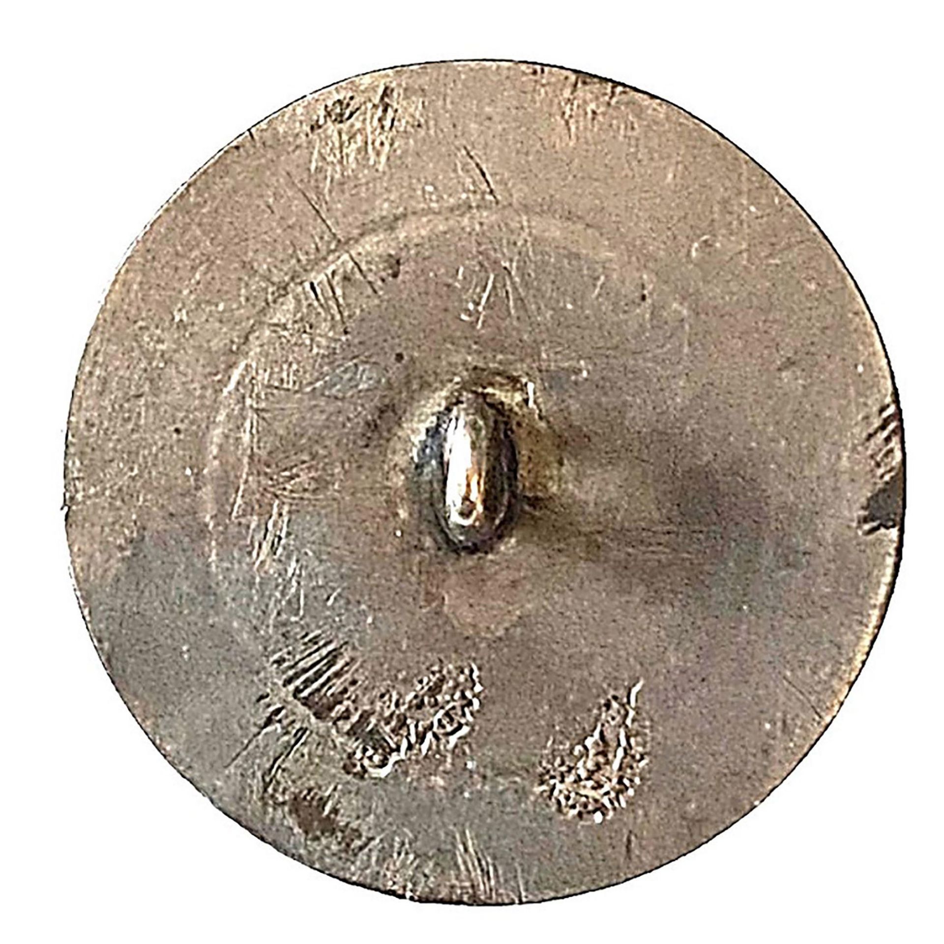 A scarce division one repousse copper button - Bild 2 aus 2