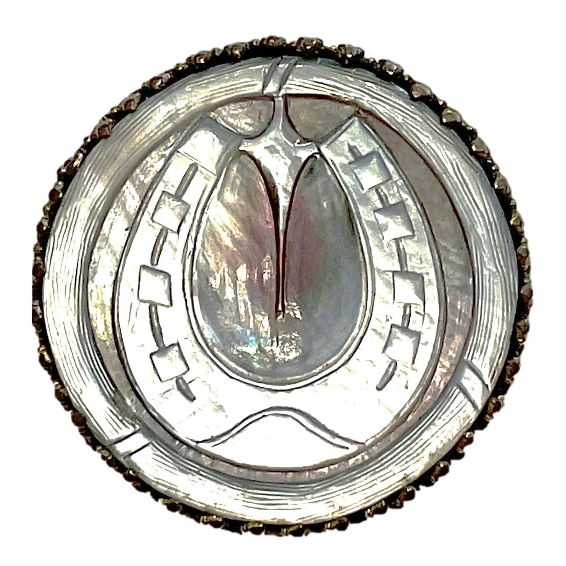 A division one carved pictorial pearl button