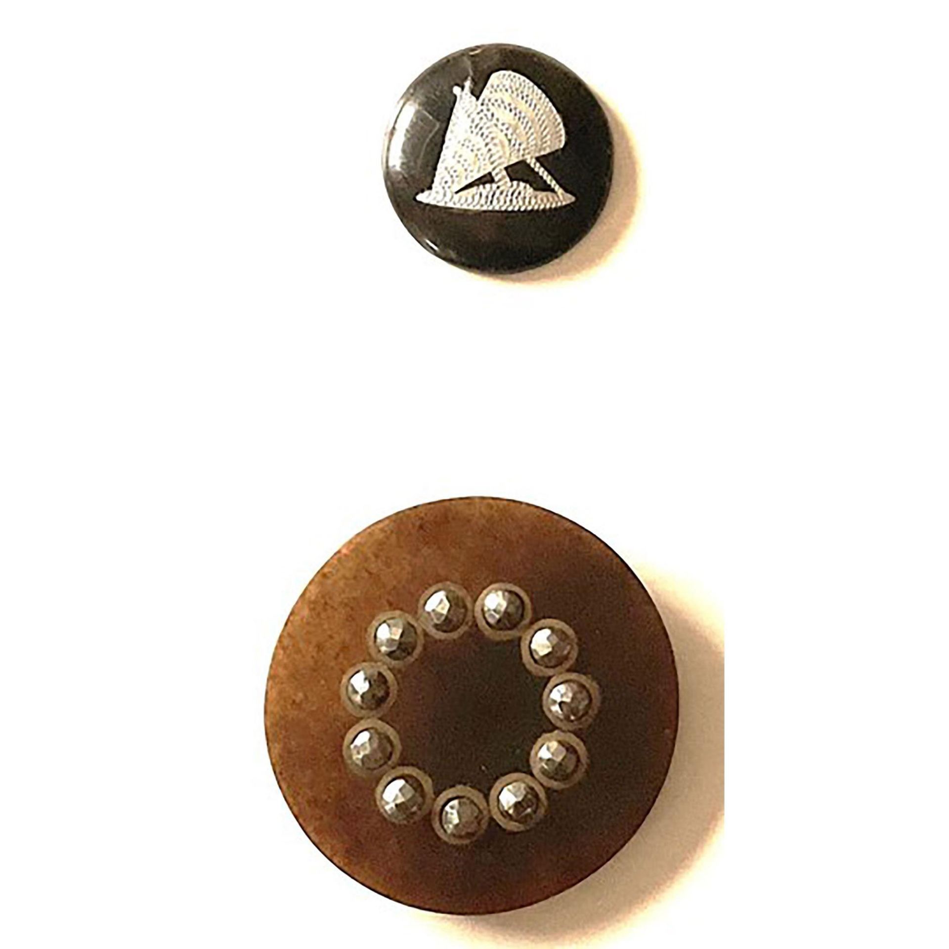 A small card of division one and three horn buttons