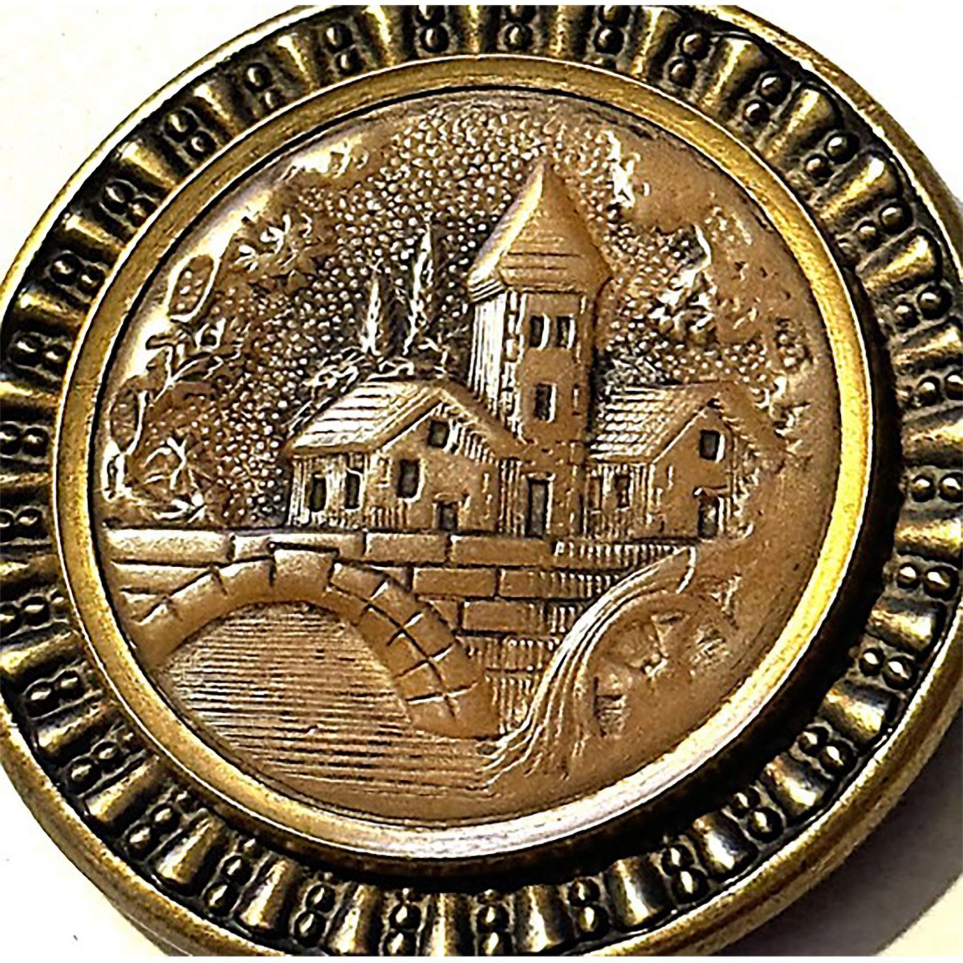 A division one scarce architectural scene in metal button - Bild 2 aus 3