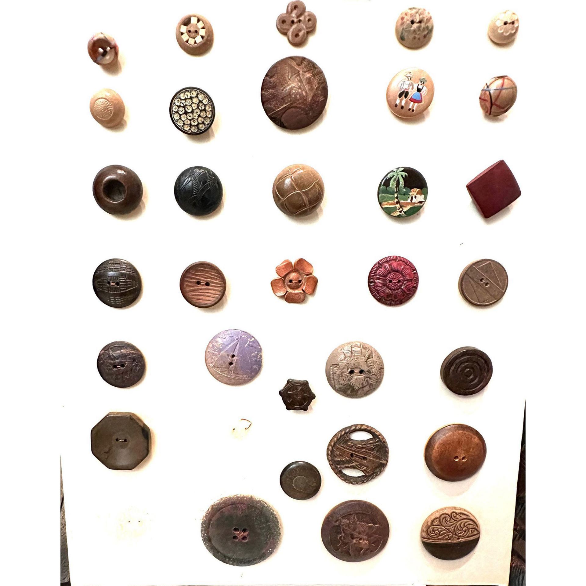 A box lot of assorted material buttons on cards - Bild 5 aus 8