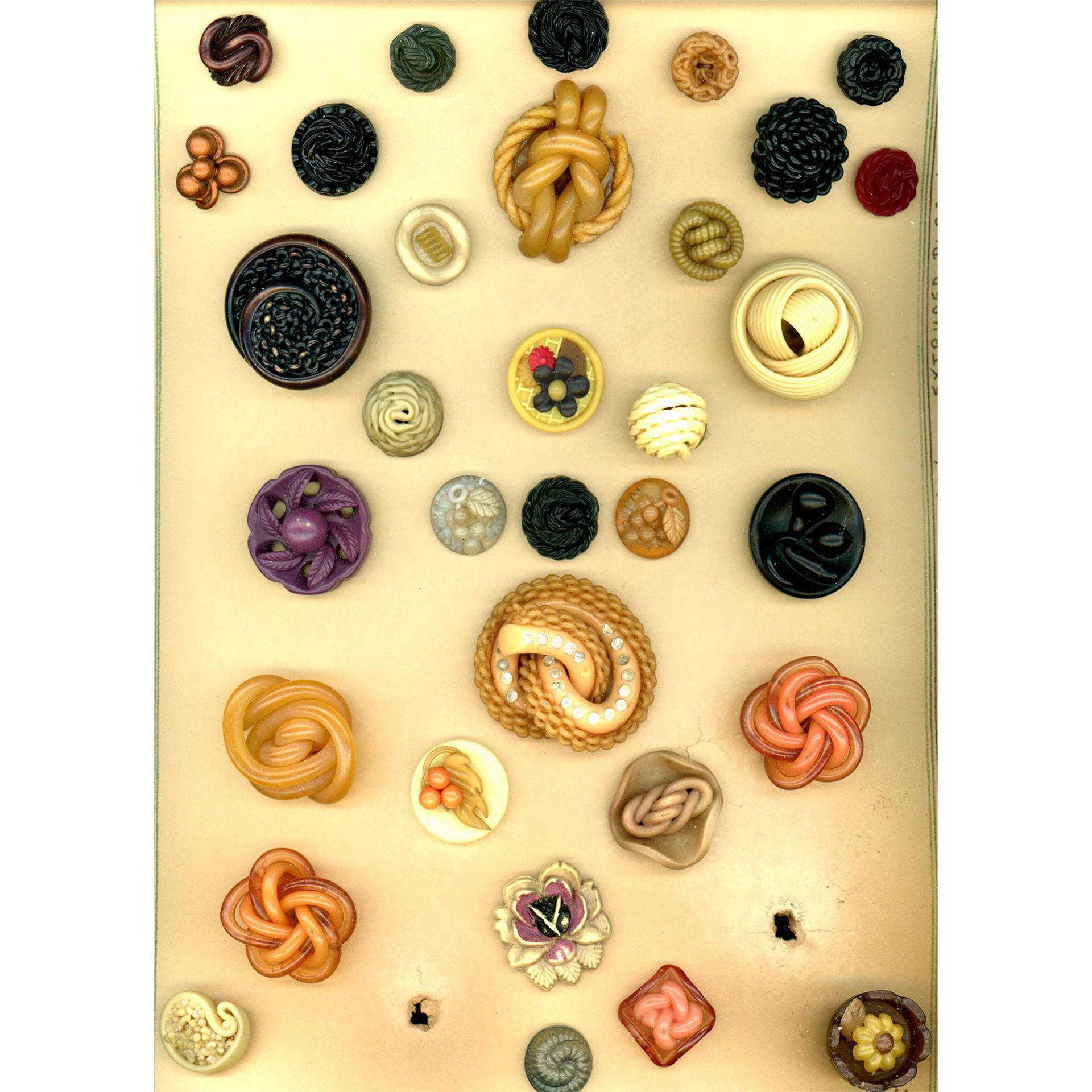 A box lot of assorted material buttons on cards - Bild 11 aus 11